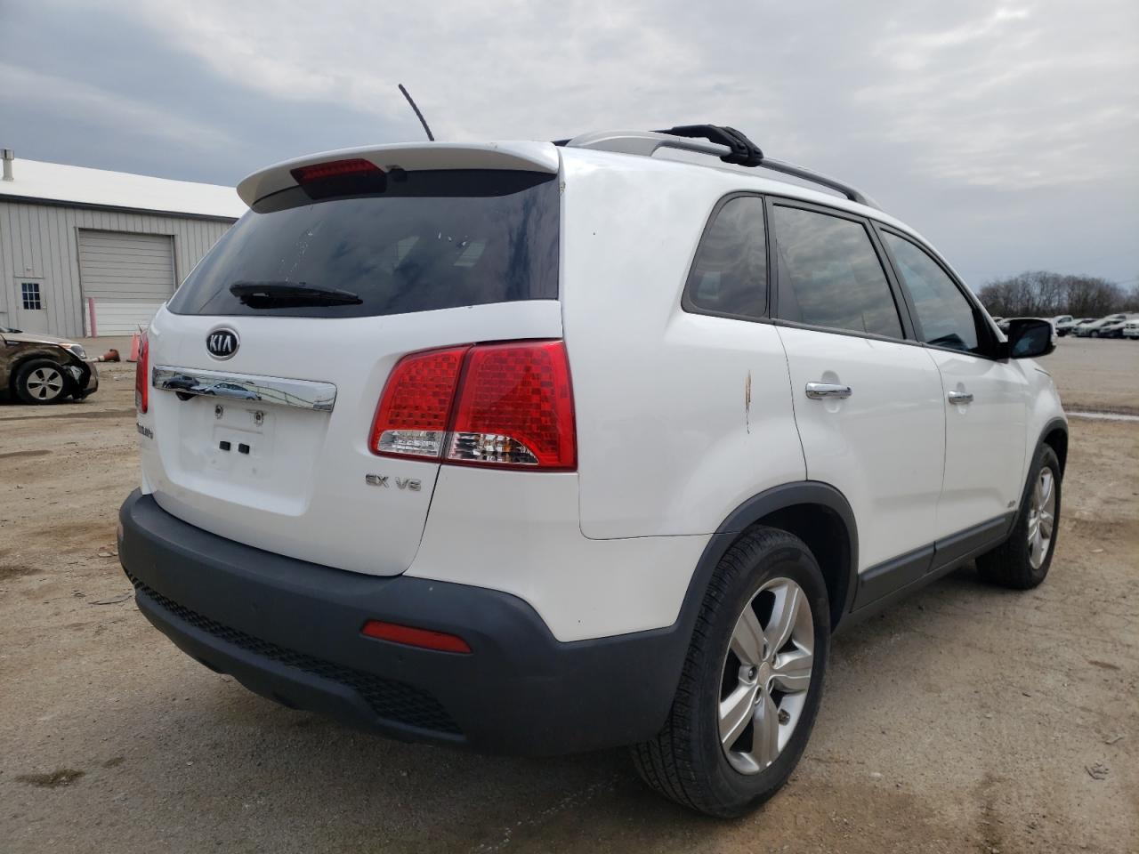Photo 4 from auction – 2013 KIA SORENTO EX with VIN 5XYKUDA28DG411215
