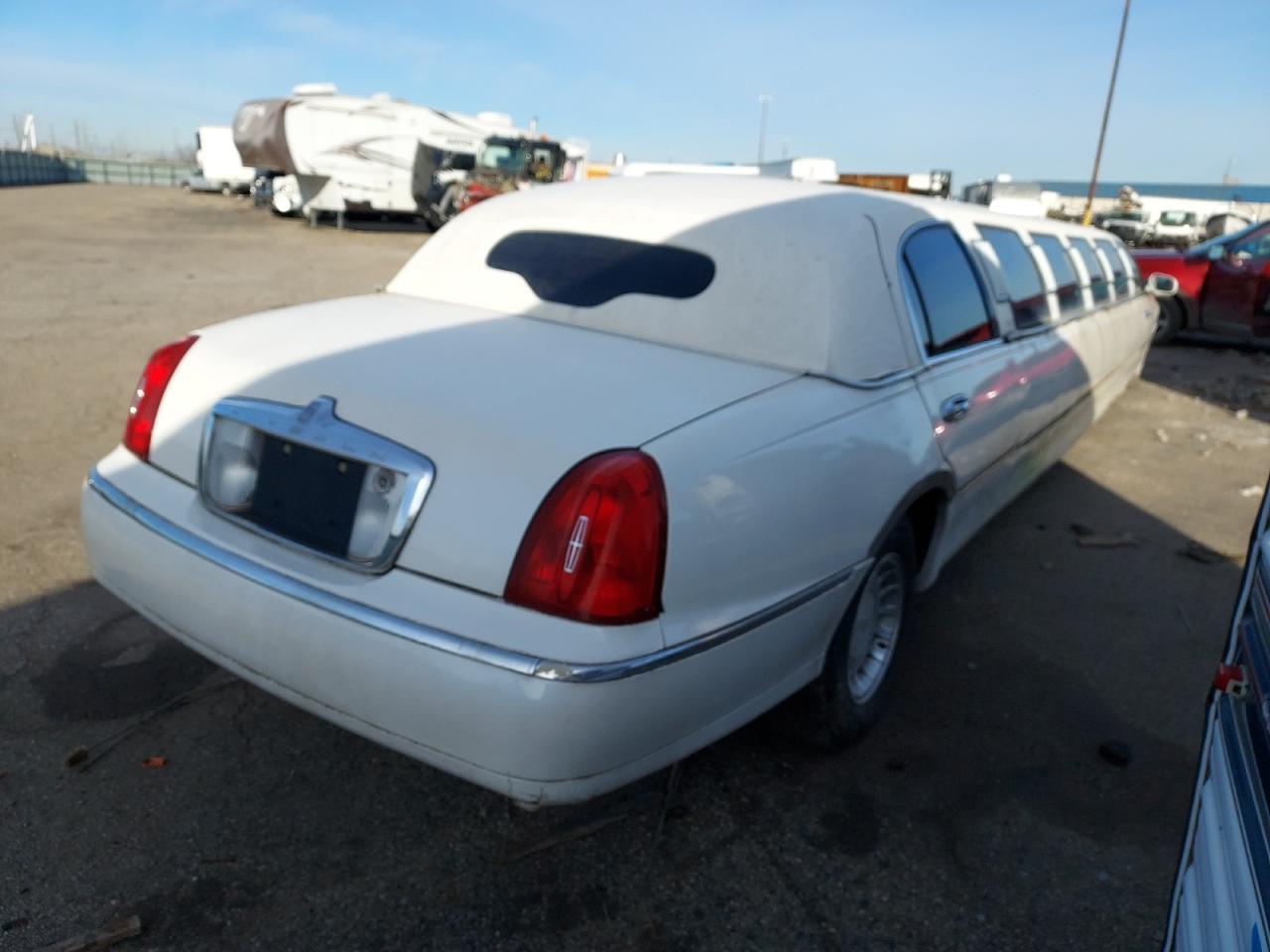 Photo 4 from auction – 2000 LINCOLN TOWN CAR E with VIN 1LNHM81WXYY778792