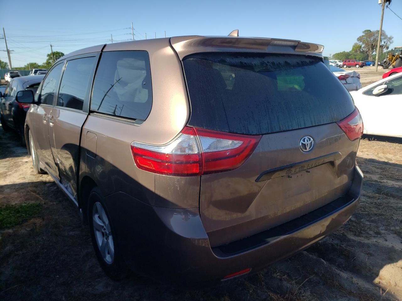 Photo 3 from auction – 2019 TOYOTA SIENNA with VIN 5TDZZ3DC7KS993354