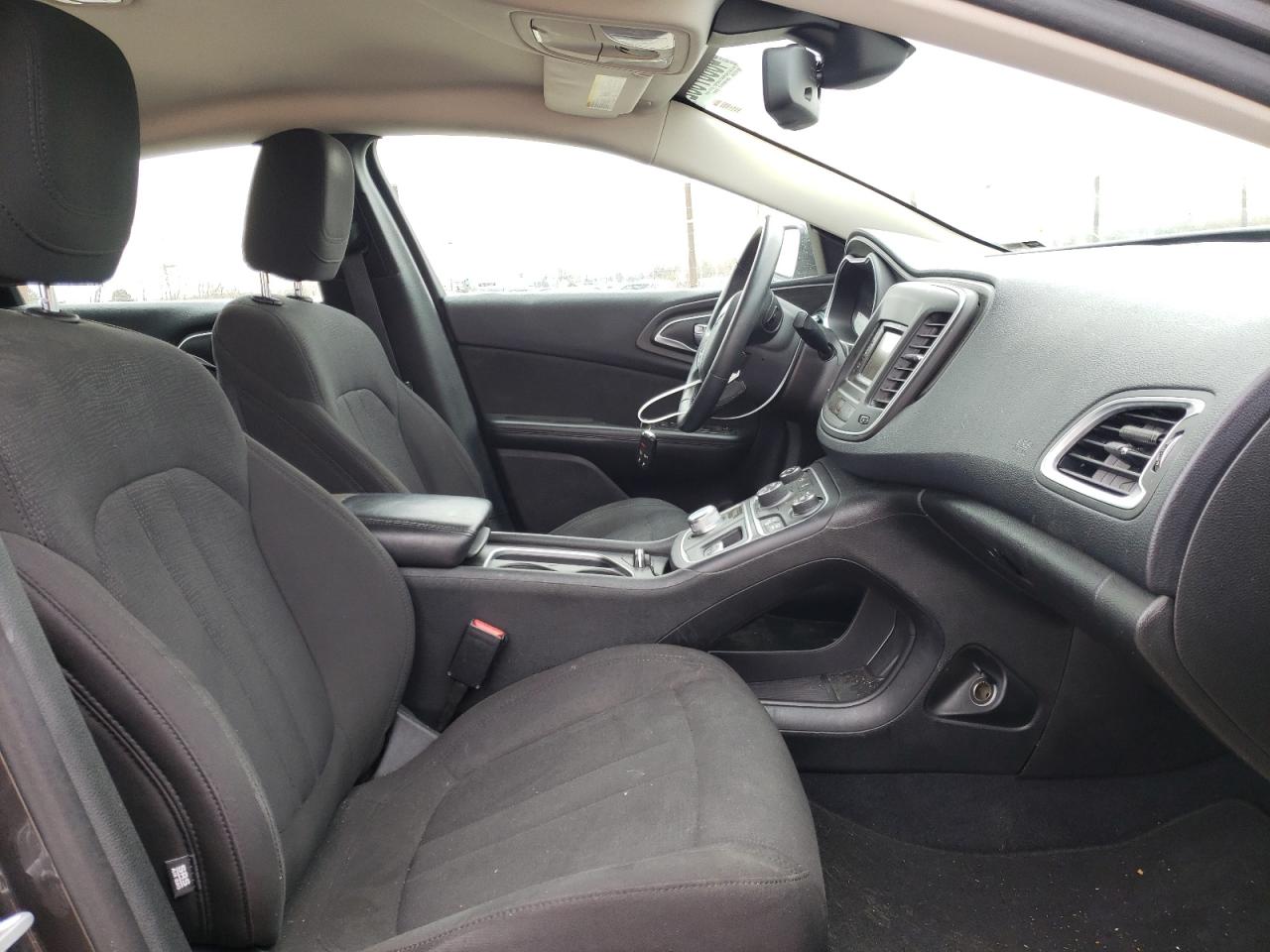 Photo 5 from auction – 2015 CHRYSLER 200 LIMITE with VIN 1C3CCCAB1FN526420