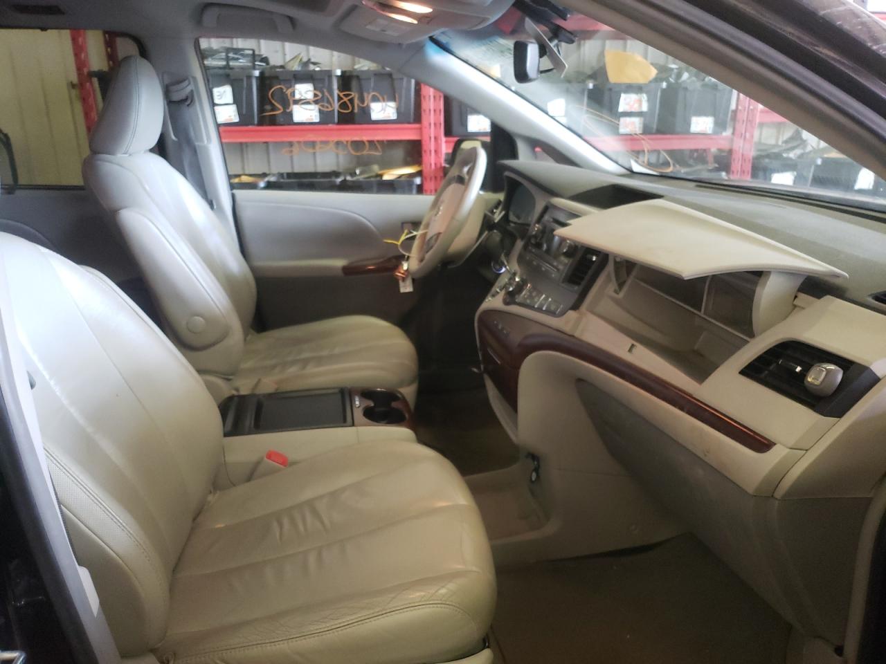 Photo 5 from auction – 2011 TOYOTA SIENNA XLE with VIN 5TDYK3DCXBS069054