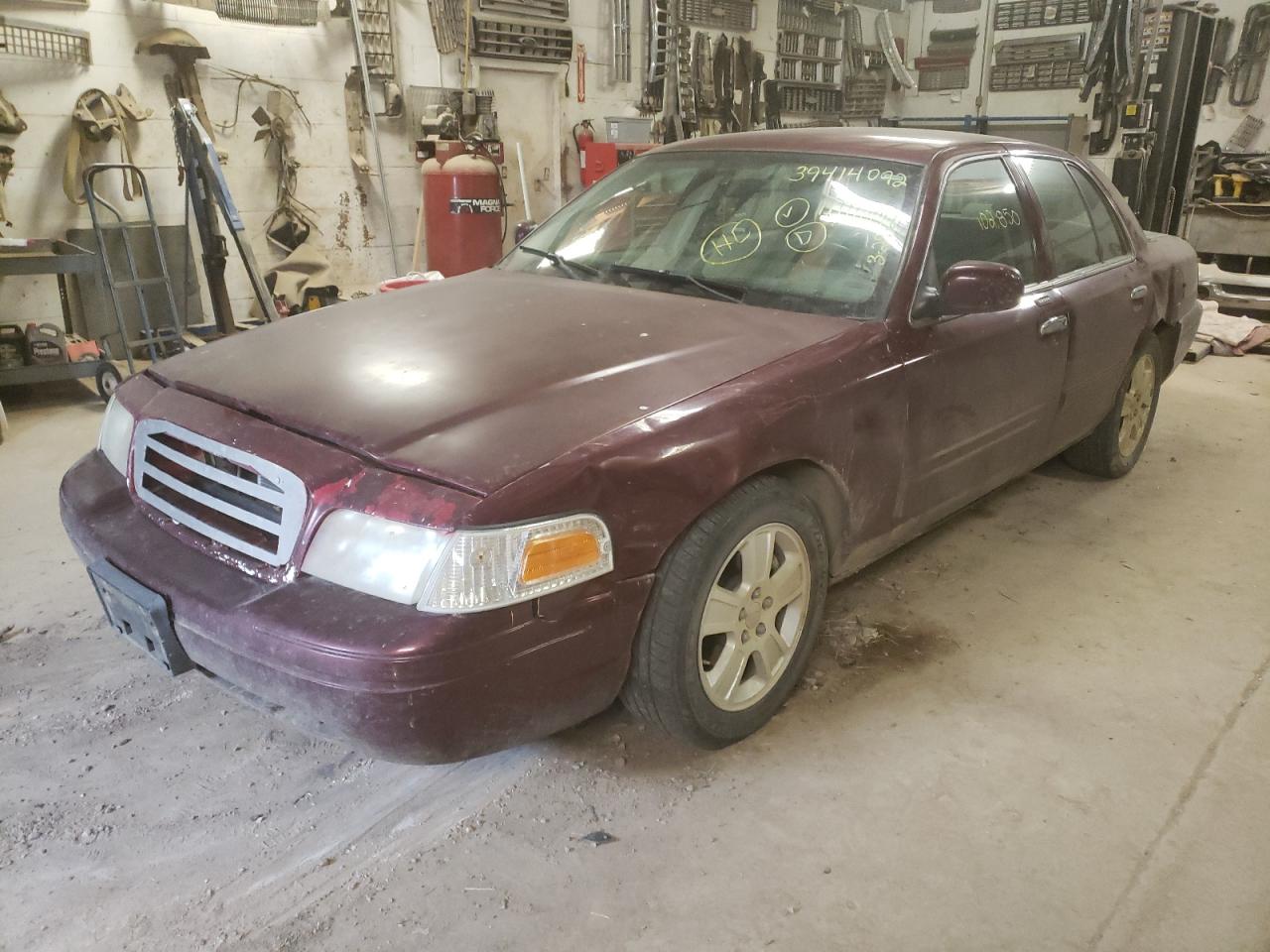 Photo 2 from auction – 2011 FORD CROWN VICT with VIN 2FABP7EV4BX133114
