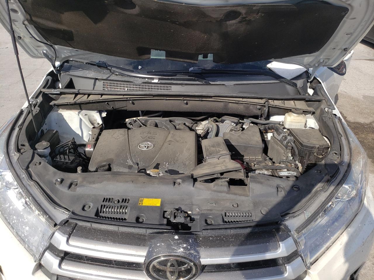Photo 7 from auction – 2017 TOYOTA HIGHLANDER with VIN 5TDKZRFH5HS516699