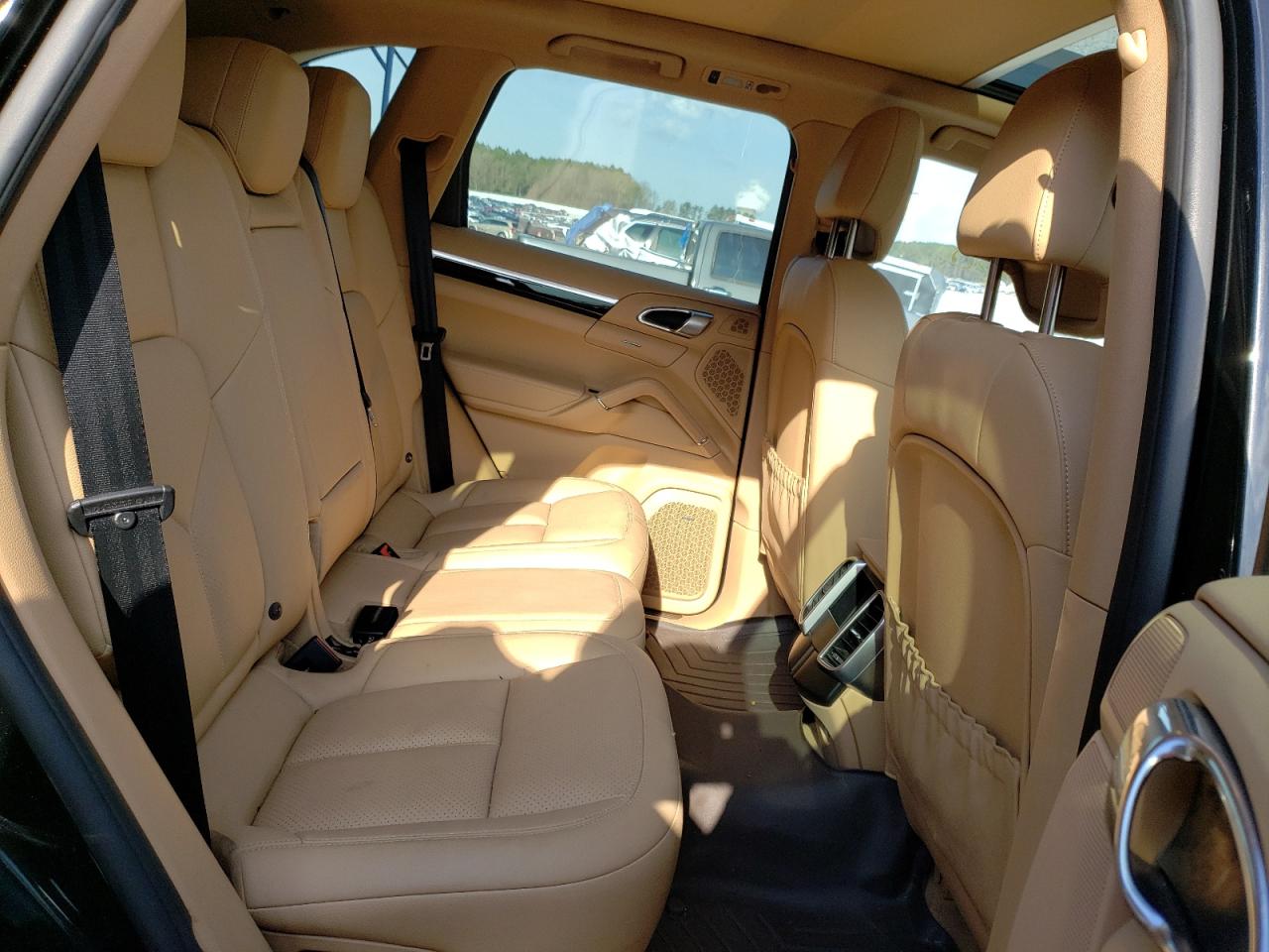 Photo 6 from auction – 2016 PORSCHE CAYENNE SE with VIN WP1AE2A21GLA17415