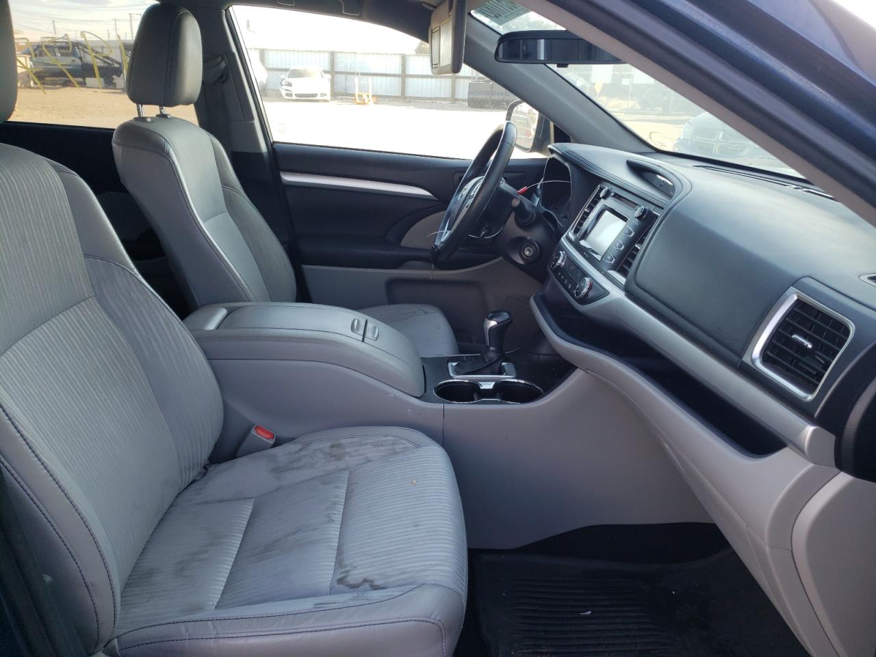 Photo 5 from auction – 2015 TOYOTA HIGHLANDER with VIN 5TDBKRFH1FS103065