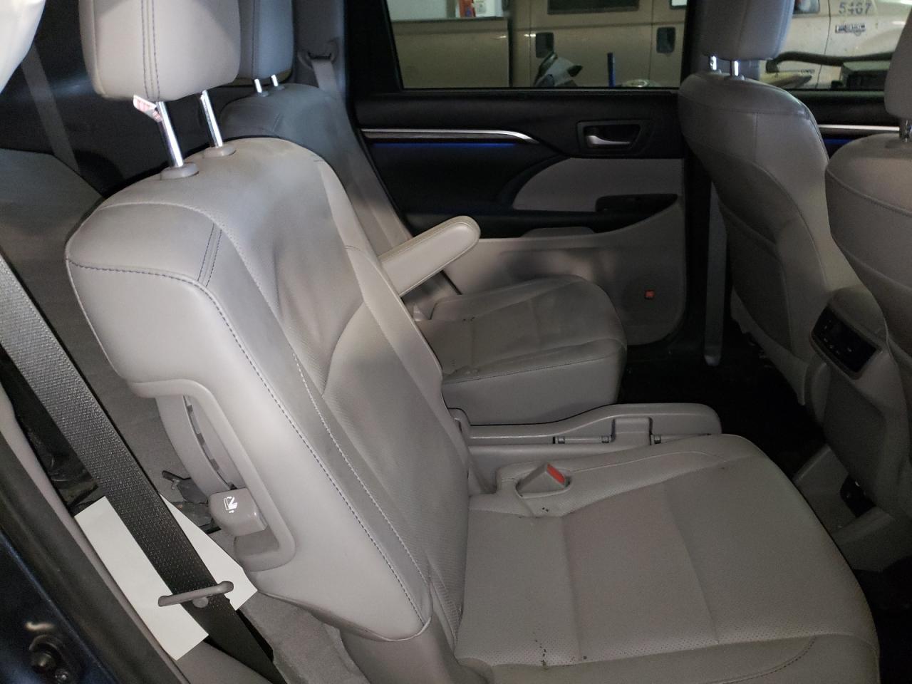 Photo 6 from auction – 2015 TOYOTA HIGHLANDER with VIN 5TDDKRFH5FS188226