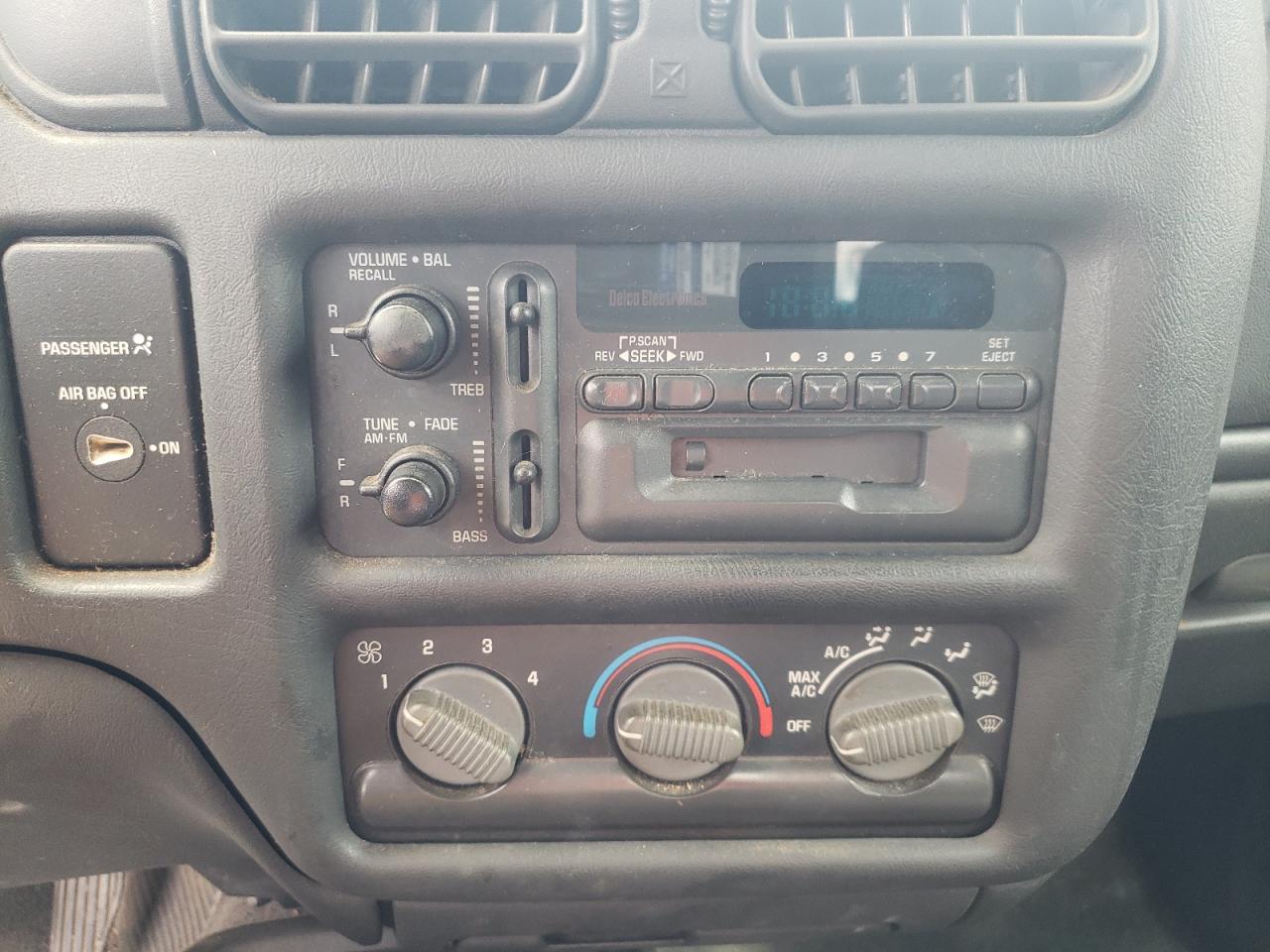 Photo 9 from auction – 1998 GMC SONOMA with VIN 1GTCS1941W8510161