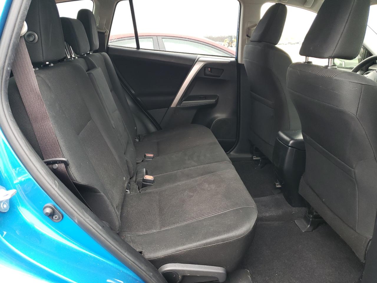 Photo 6 from auction – 2018 TOYOTA RAV4 LE with VIN JTMZFREV1JD131964
