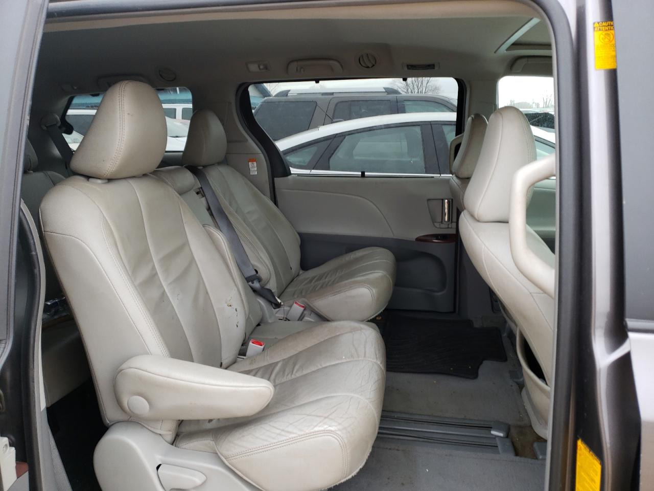 Photo 6 from auction – 2014 TOYOTA SIENNA XLE with VIN 5TDYK3DC2ES450191