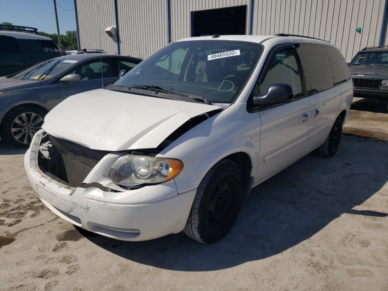 Photo 2 from auction – 2005 CHRYSLER TOWN & COU with VIN 2C4GP44R05R552444