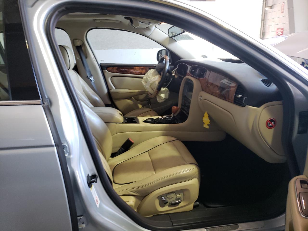 Photo 5 from auction – 2008 JAGUAR XJ8 with VIN SAJWA71B08SH24646