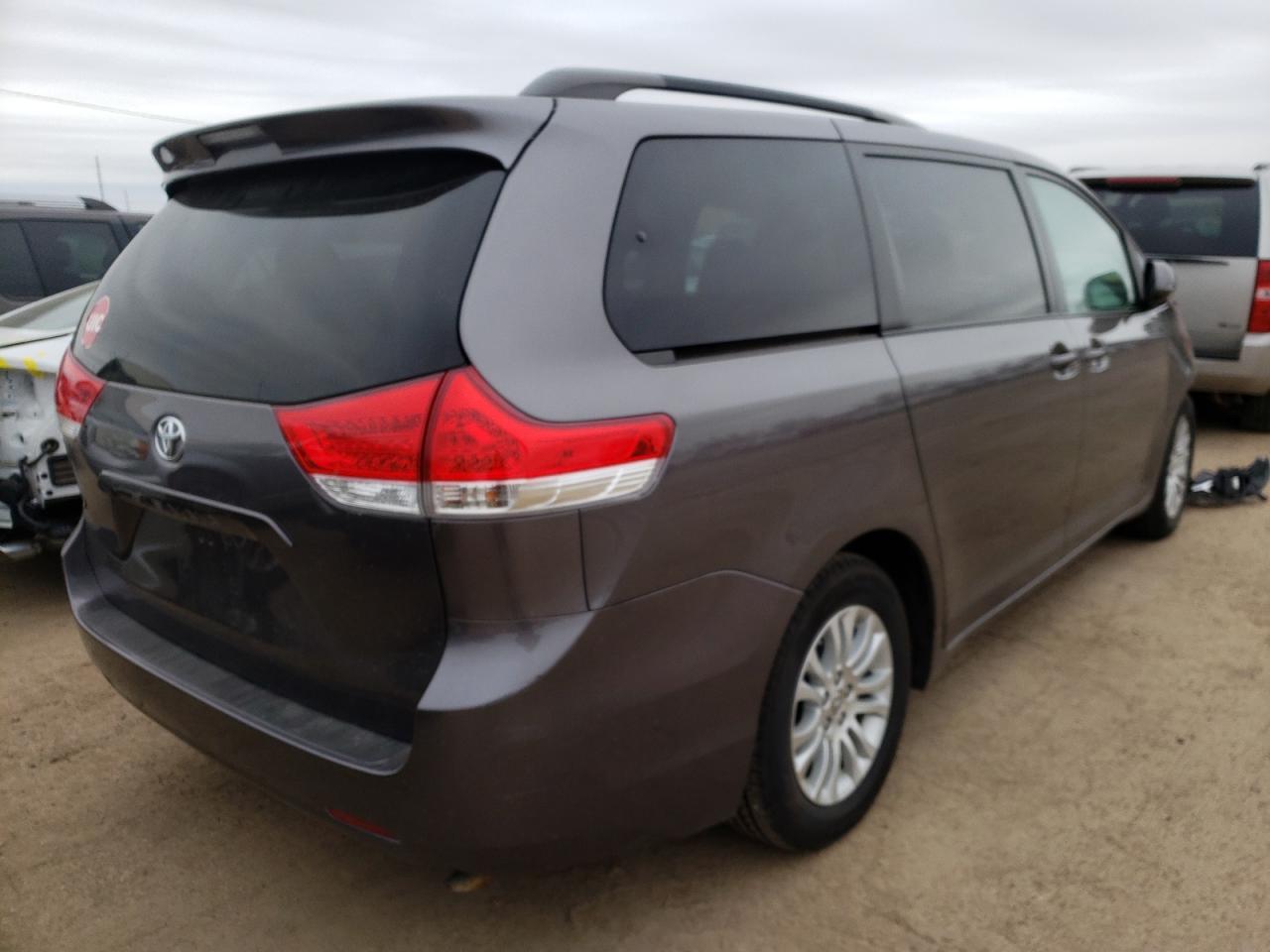 Photo 4 from auction – 2014 TOYOTA SIENNA XLE with VIN 5TDYK3DC2ES450191