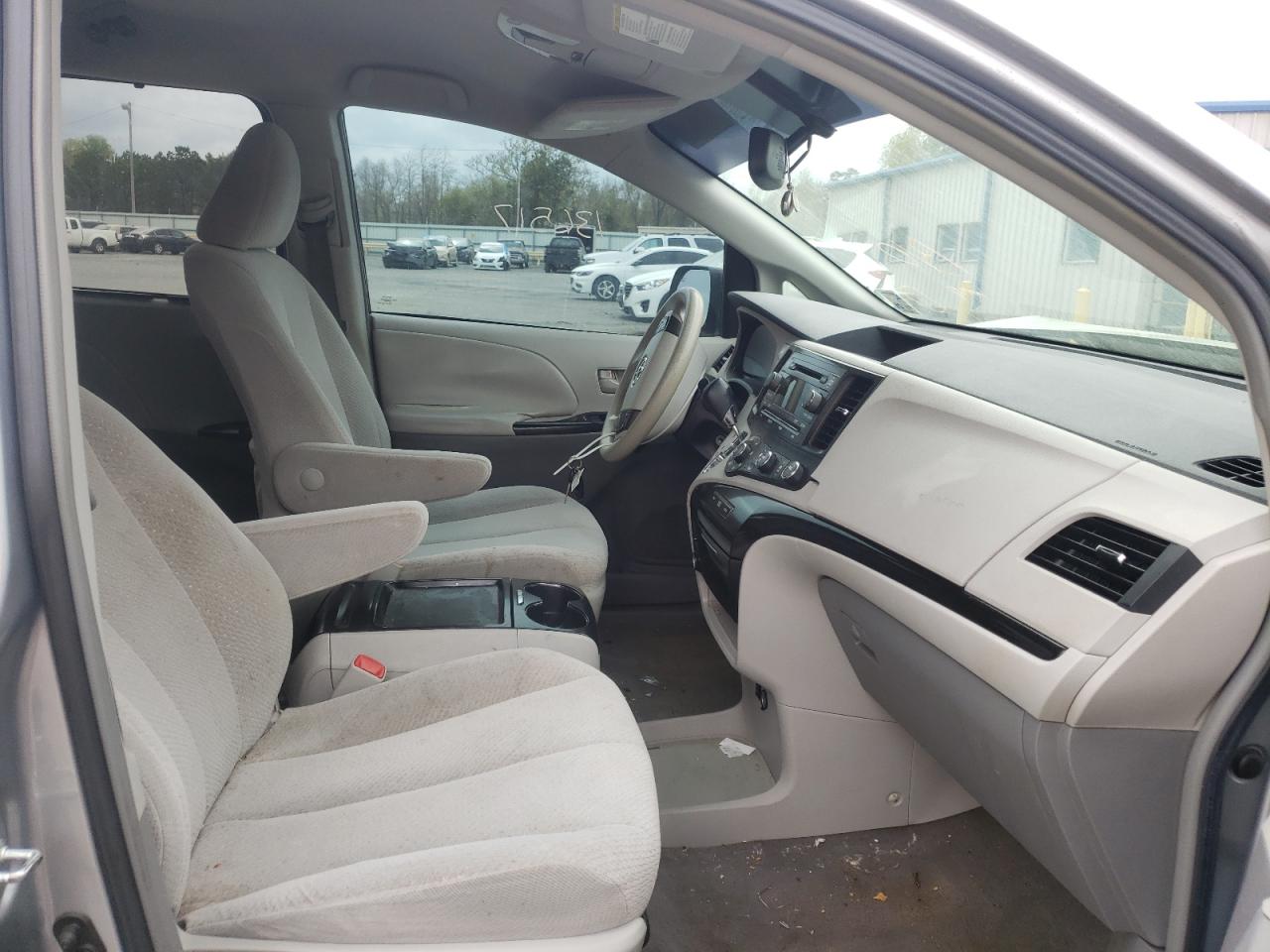 Photo 5 from auction – 2011 TOYOTA SIENNA LE with VIN 5TDKK3DC6BS074077