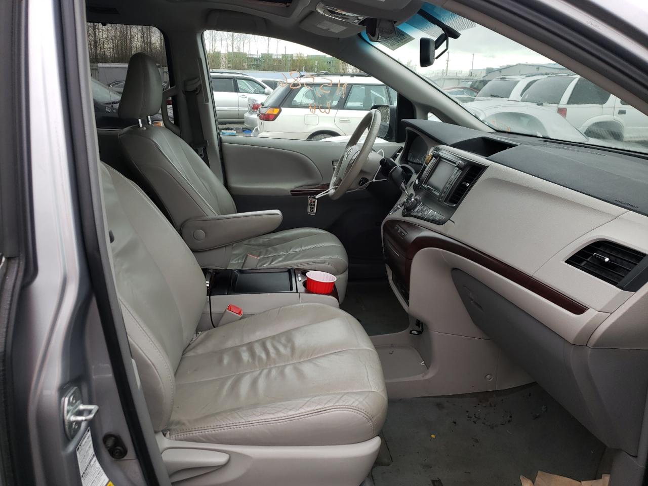 Photo 5 from auction – 2011 TOYOTA SIENNA XLE with VIN 5TDDK3DC6BS020643