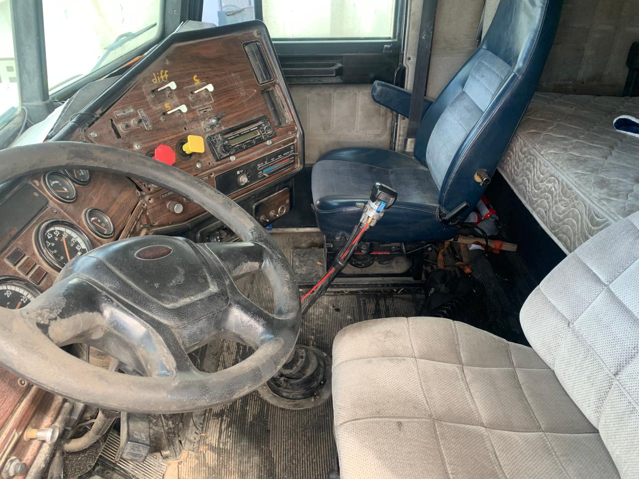 Photo 5 from auction – 1999 FREIGHTLINER CONVENTION with VIN 1FUYDSEB3XLA82517