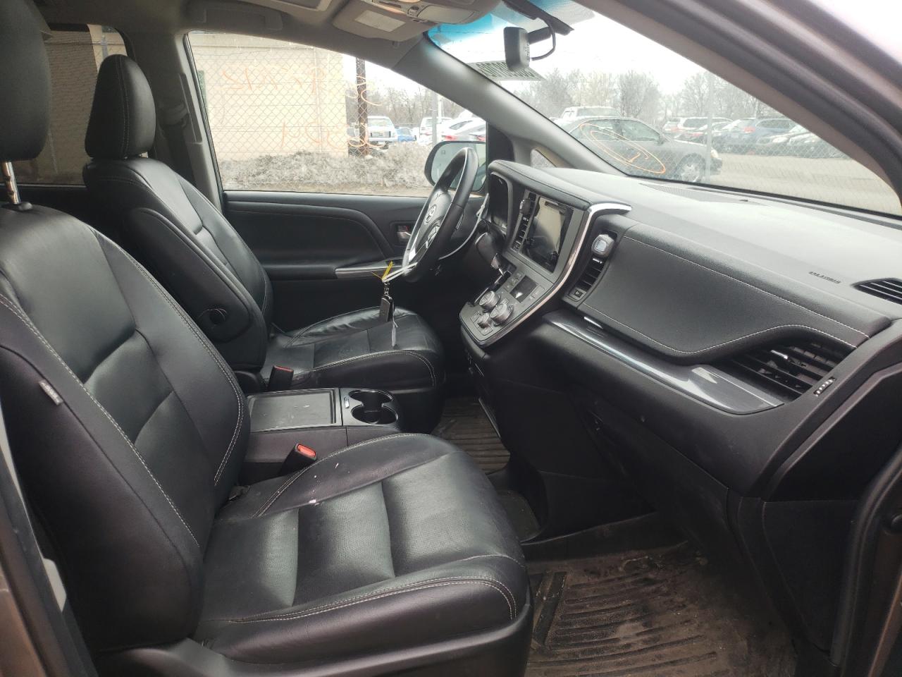 Photo 5 from auction – 2017 TOYOTA SIENNA SE with VIN 5TDXZ3DC3HS874393