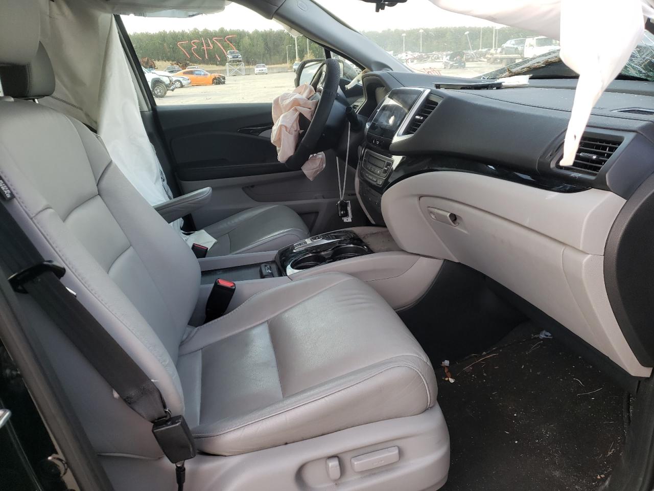 Photo 5 from auction – 2017 HONDA PILOT TOUR with VIN 5FNYF5H90HB014768