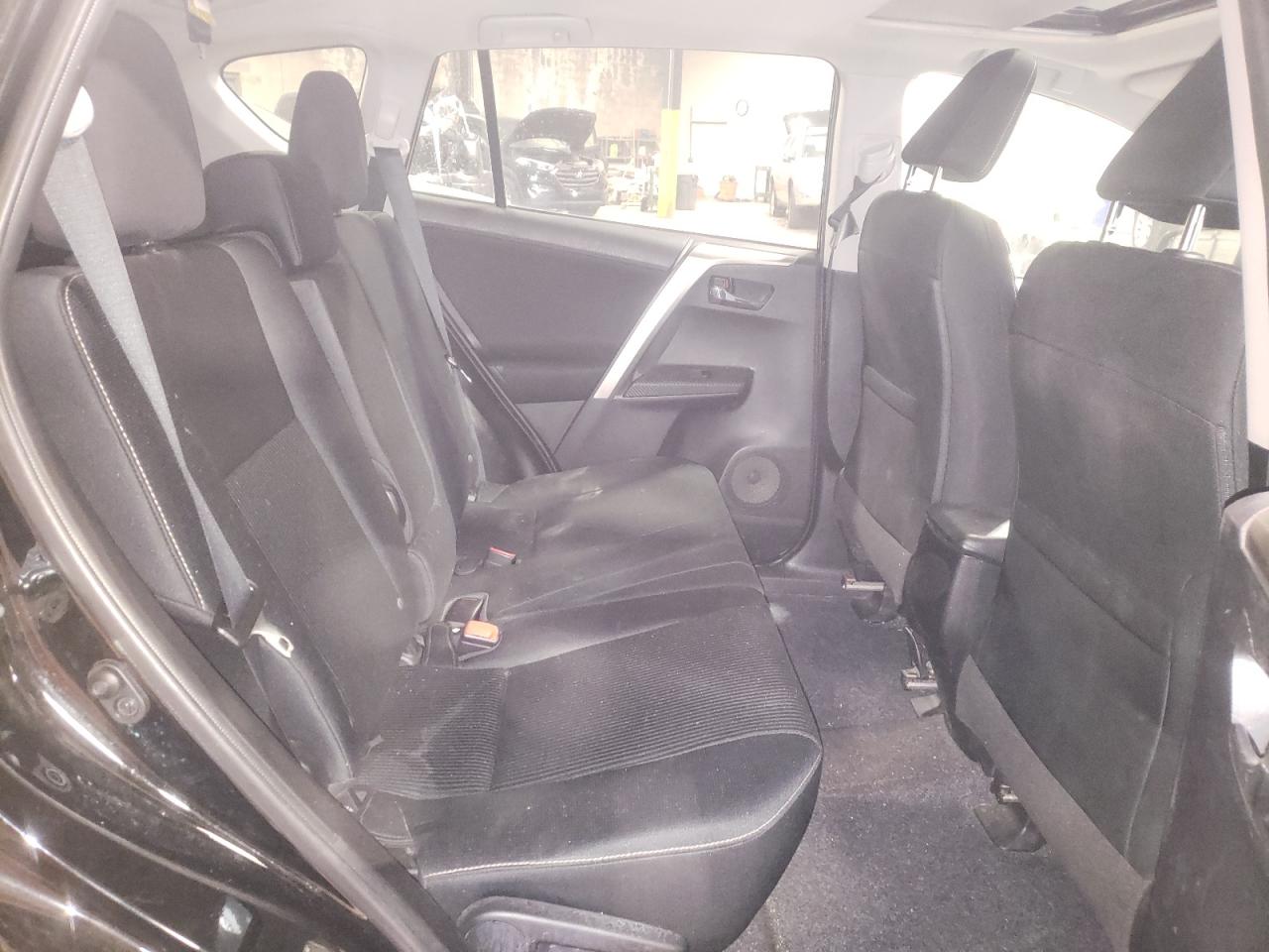 Photo 6 from auction – 2015 TOYOTA RAV4 XLE with VIN 2T3RFREV4FW311644