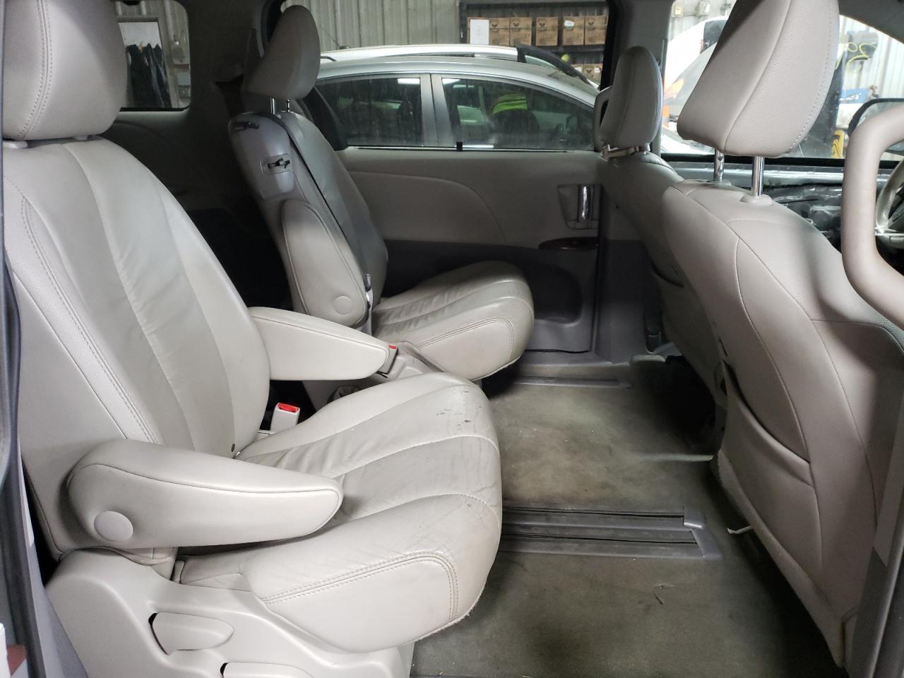 Photo 6 from auction – 2012 TOYOTA SIENNA XLE with VIN 5TDYK3DC0CS201546
