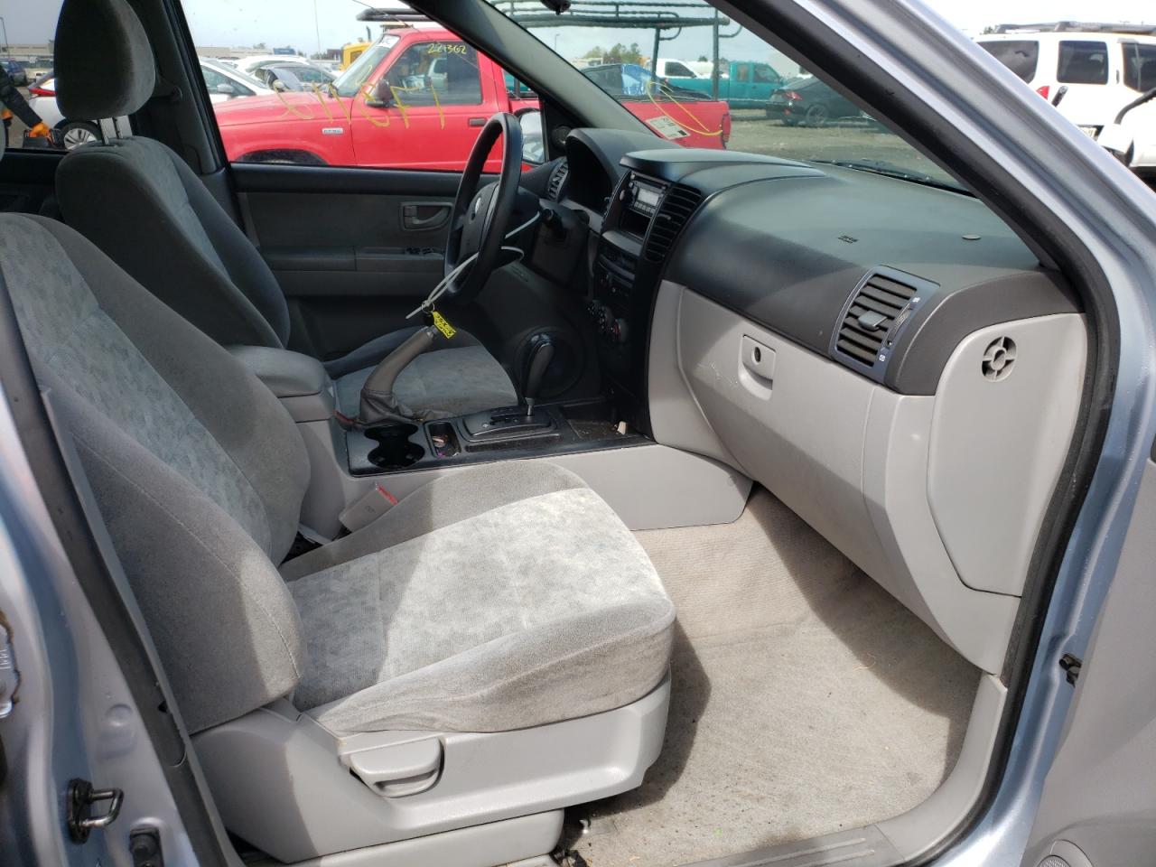 Photo 5 from auction – 2005 KIA SORENTO EX with VIN KNDJD733455447819