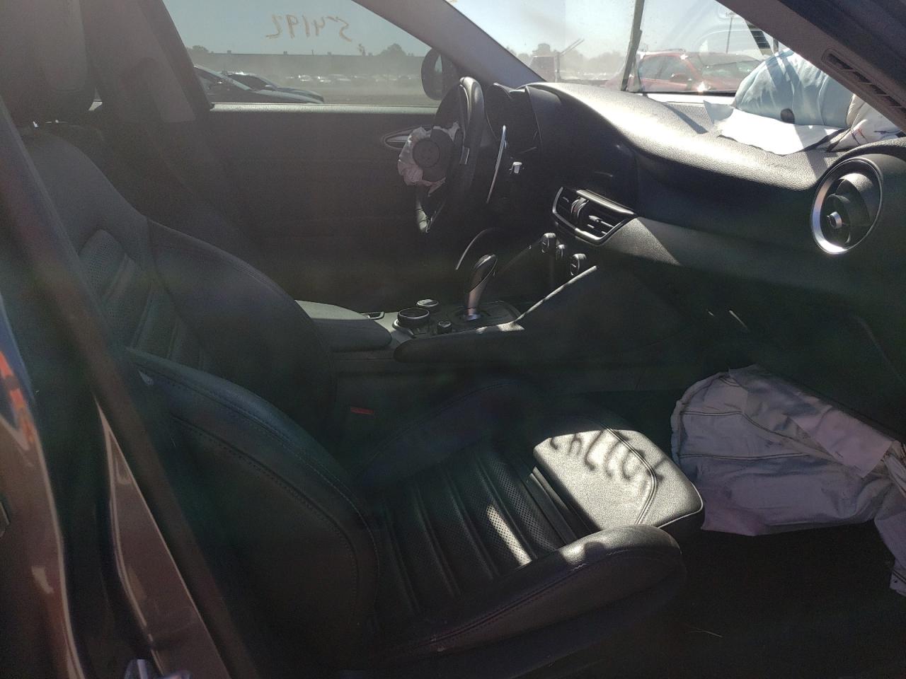 Photo 5 from auction – 2018 ALFA ROMEO GIULIA with VIN ZARFAEEN8J7563840