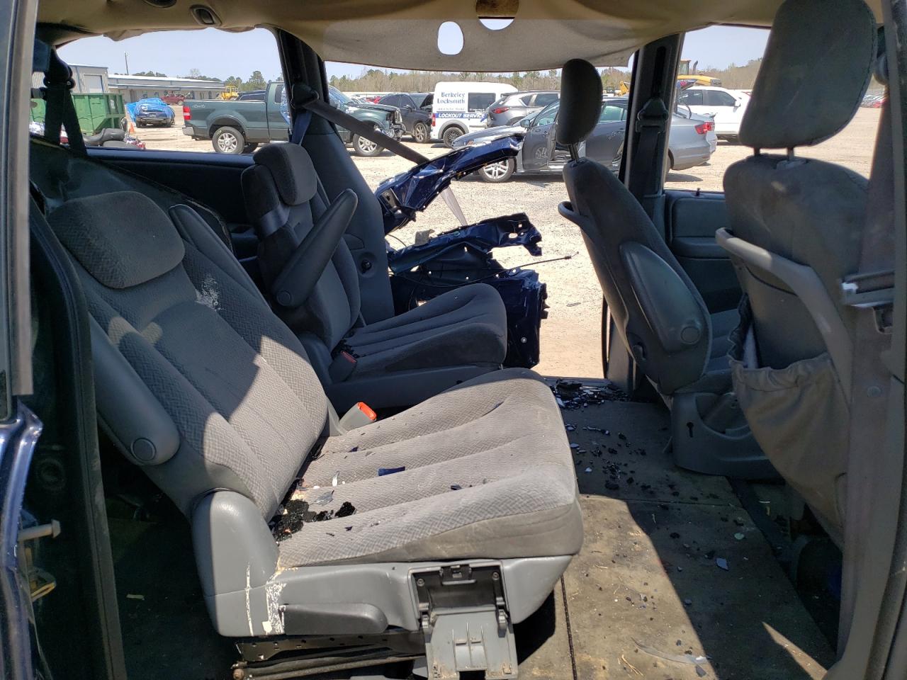 Photo 6 from auction – 2005 CHRYSLER TOWN & COU with VIN 2C4GP44R15R180225