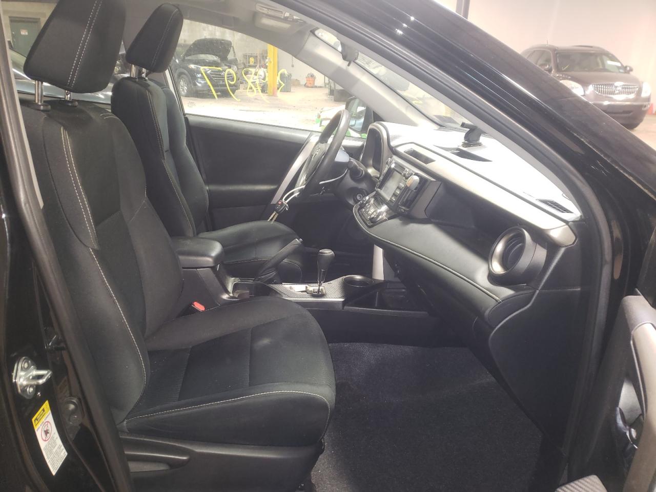Photo 5 from auction – 2015 TOYOTA RAV4 XLE with VIN 2T3RFREV4FW311644