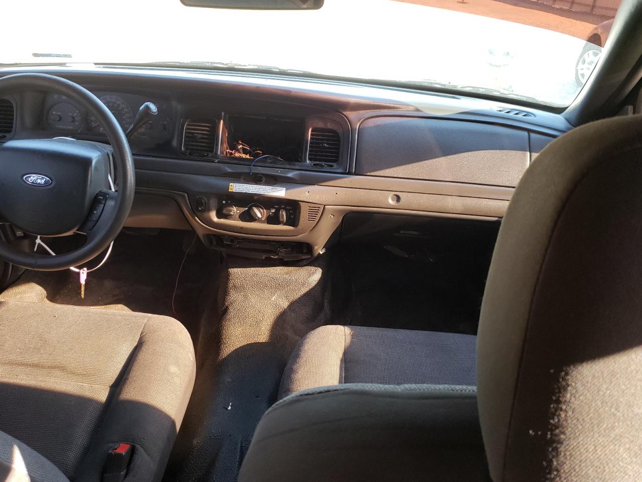 Photo 9 from auction – 2005 FORD CROWN VICT with VIN 2FAFP71W45X167431