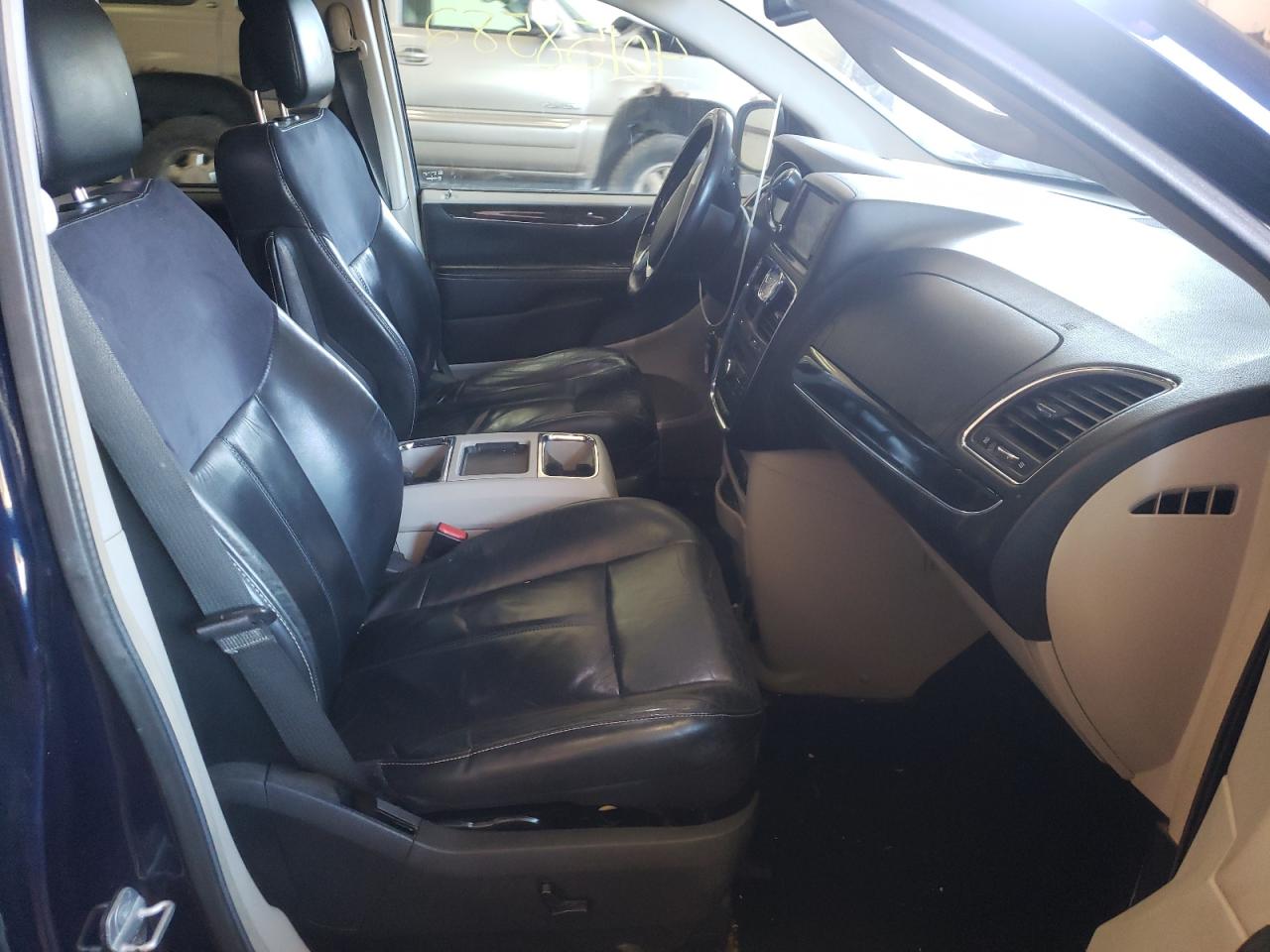 Photo 5 from auction – 2012 CHRYSLER TOWN & COU with VIN 2C4RC1GG9CR328745