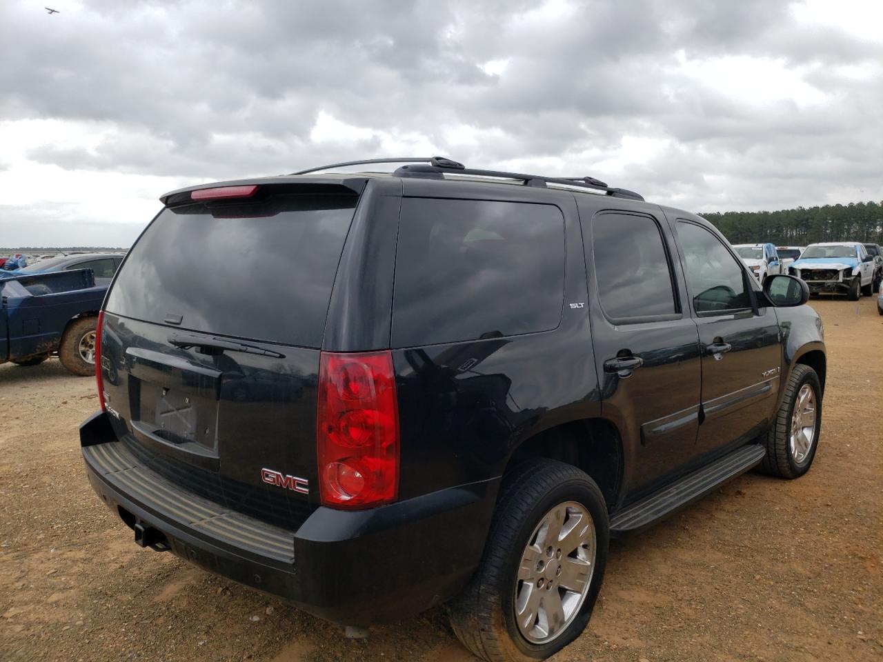Photo 4 from auction – 2007 GMC YUKON with VIN 1GKFC13057R350883
