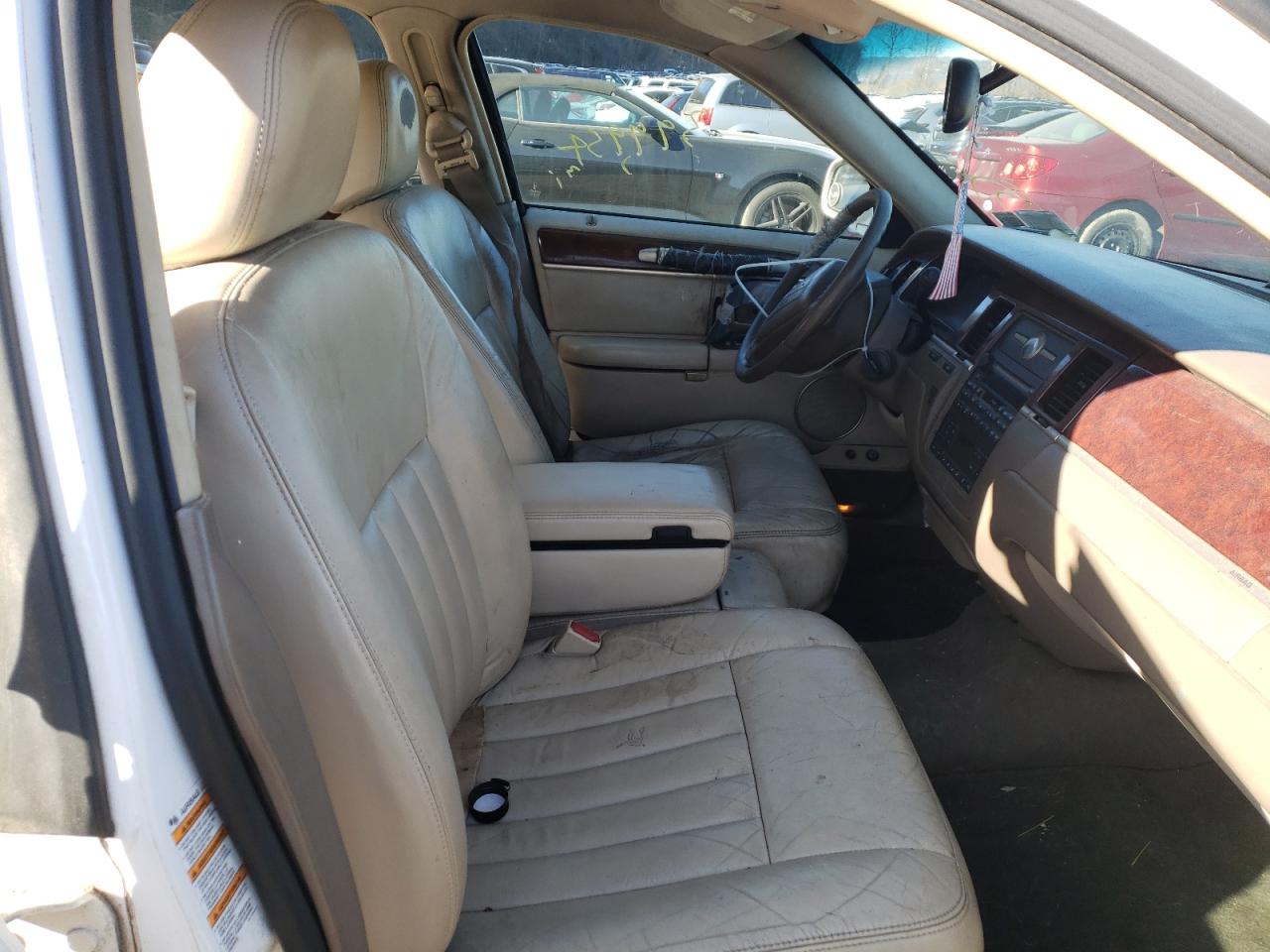 Photo 5 from auction – 2004 LINCOLN TOWN CAR E with VIN 1LNHM81W44Y607062