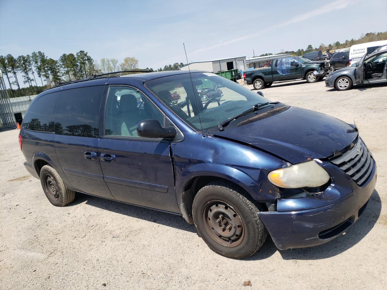 CHRYSLER TOWN & COU 2005 with VIN 2C4GP44R15R180225 - Photo from auction