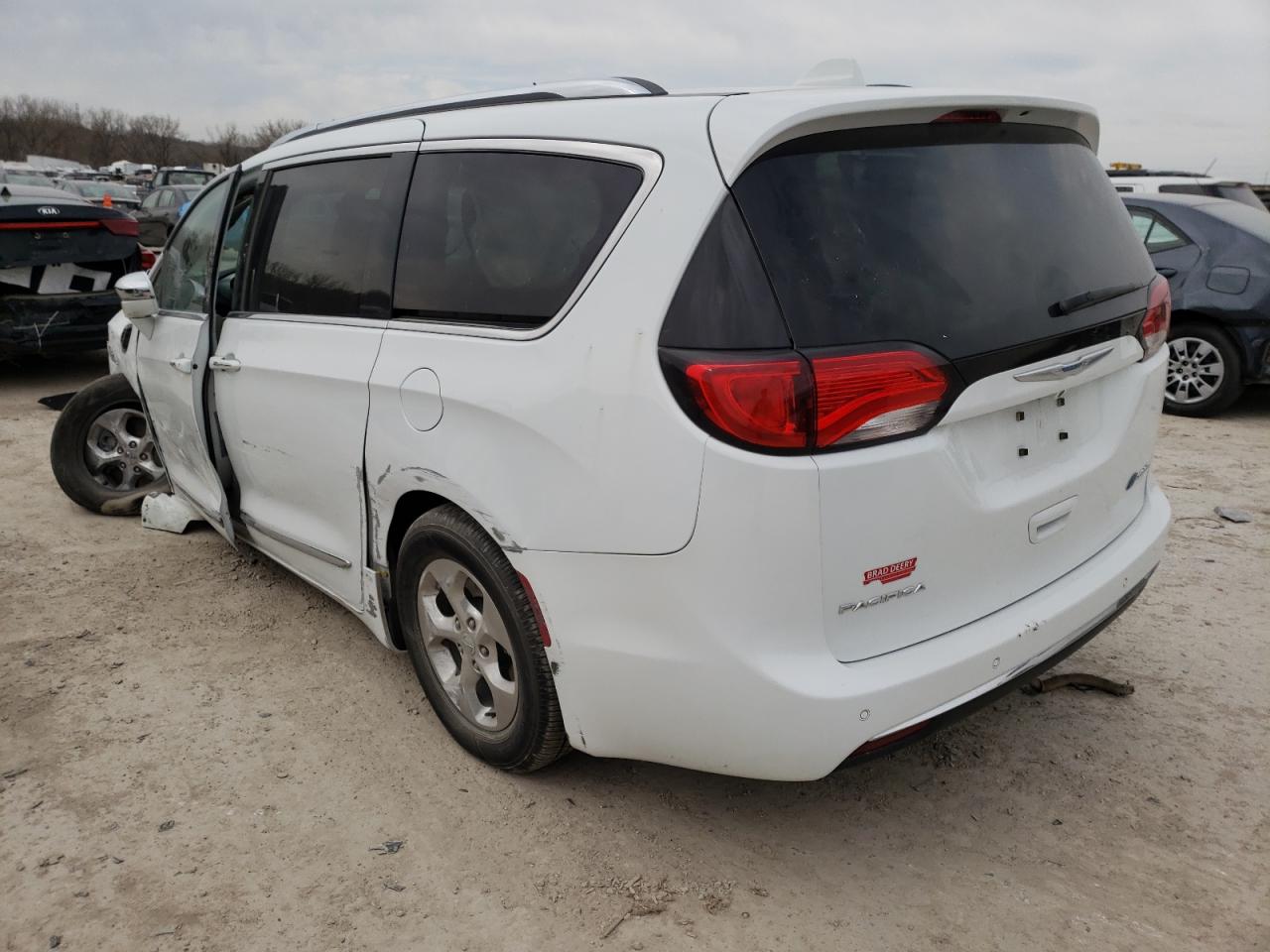 Photo 3 from auction – 2018 CHRYSLER PACIFICA H with VIN 2C4RC1N73JR230343
