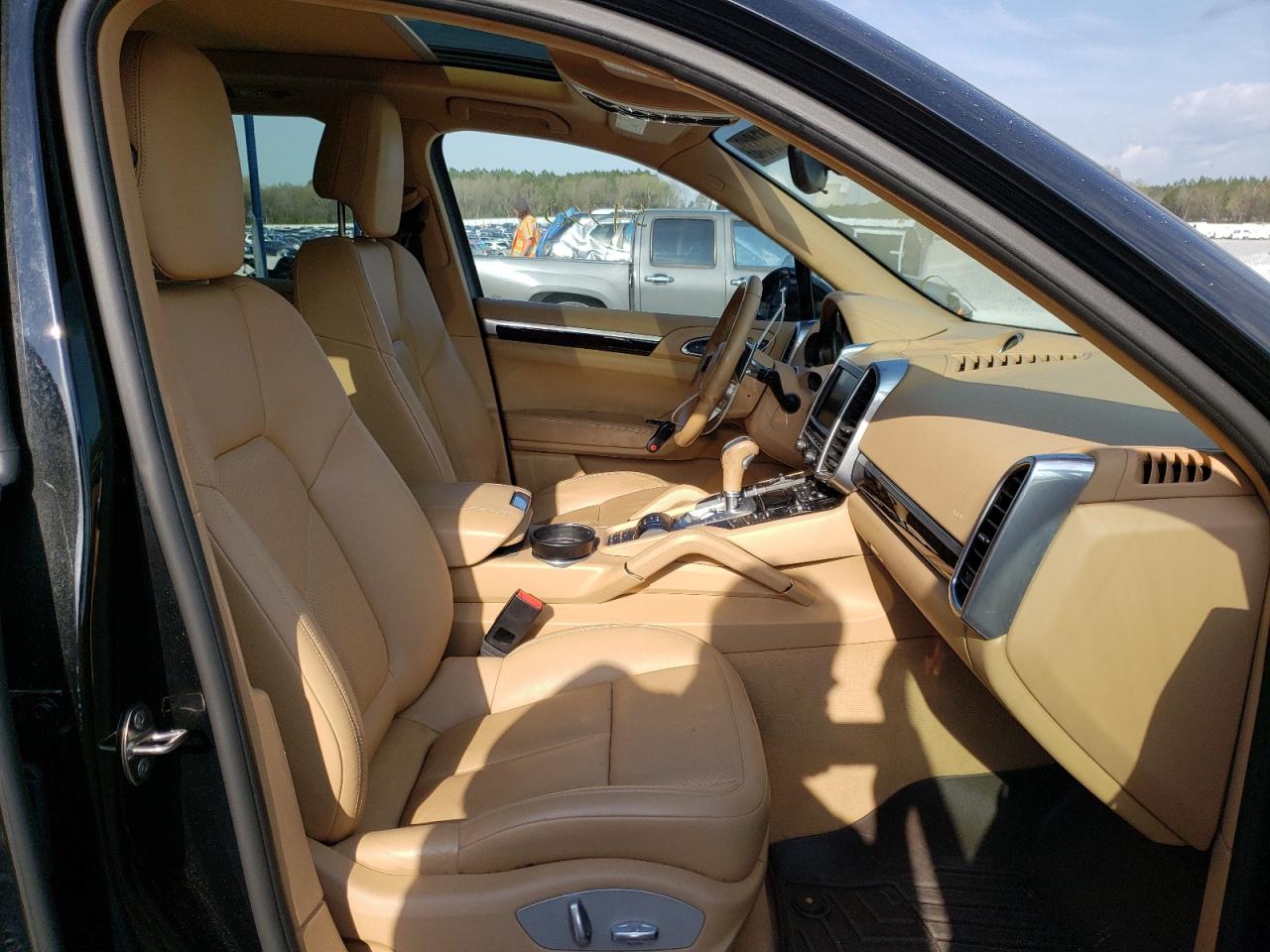 Photo 5 from auction – 2016 PORSCHE CAYENNE SE with VIN WP1AE2A21GLA17415