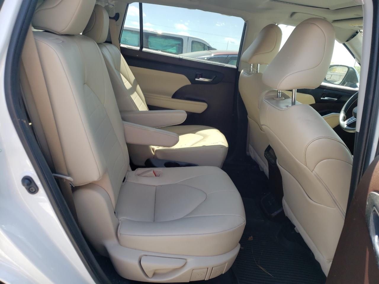 Photo 4 from auction – 2022 TOYOTA HIGHLANDER with VIN 5TDGZRAH1NS097162