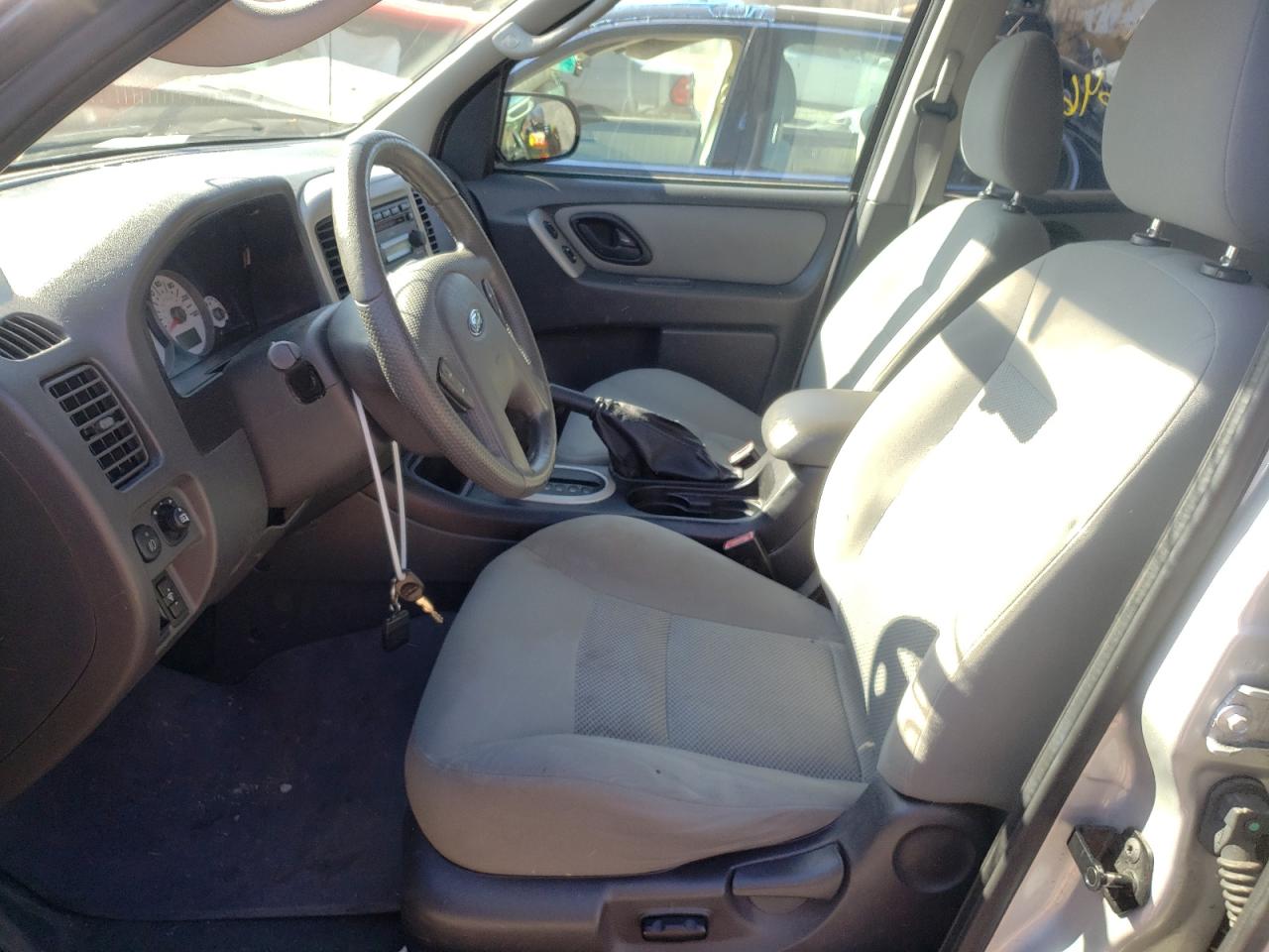Photo 5 from auction – 2005 FORD ESCAPE XLT with VIN 1FMYU93145KC94431