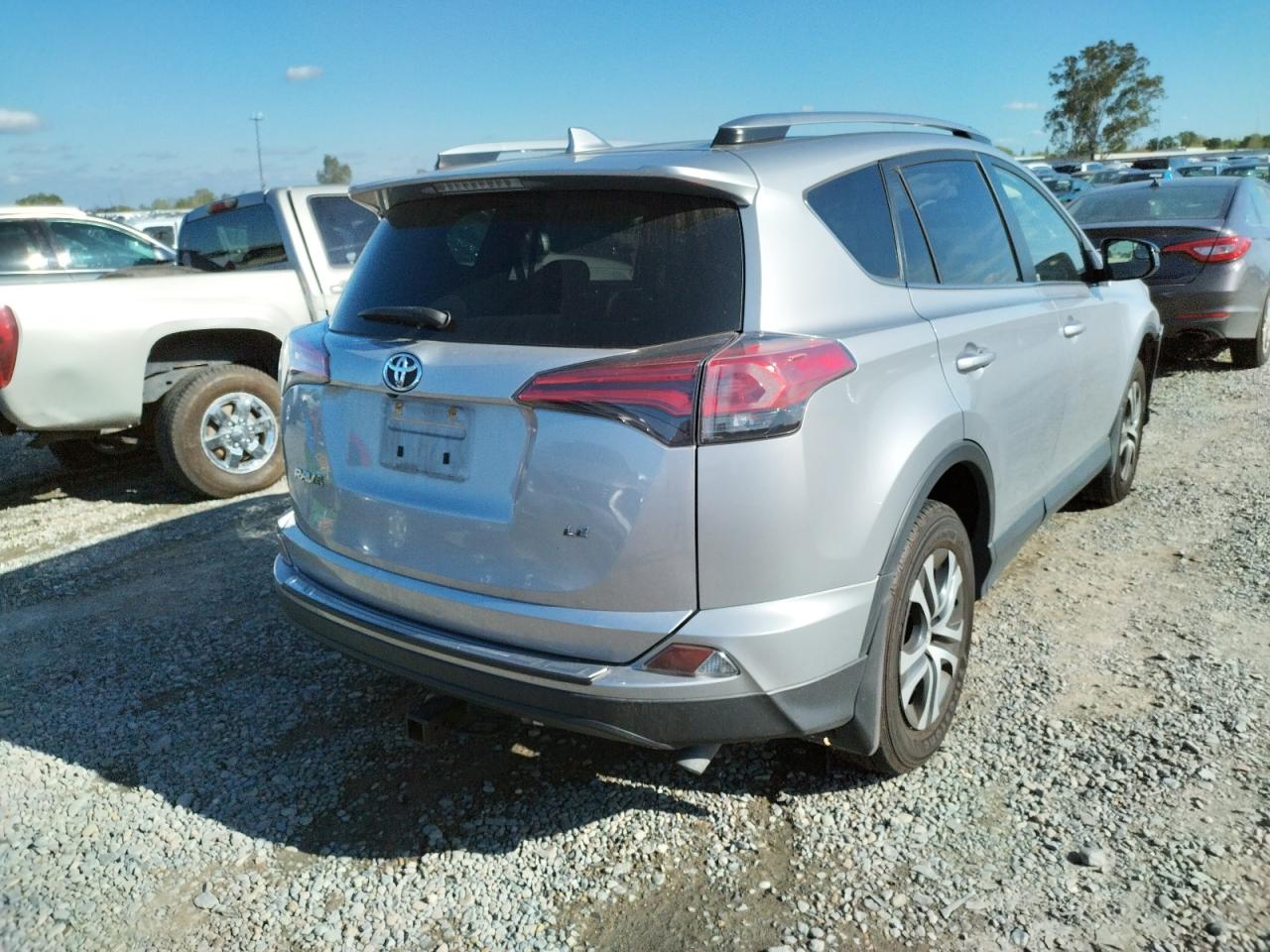 Photo 4 from auction – 2018 TOYOTA RAV4 LE with VIN JTMZFREV6JD111192