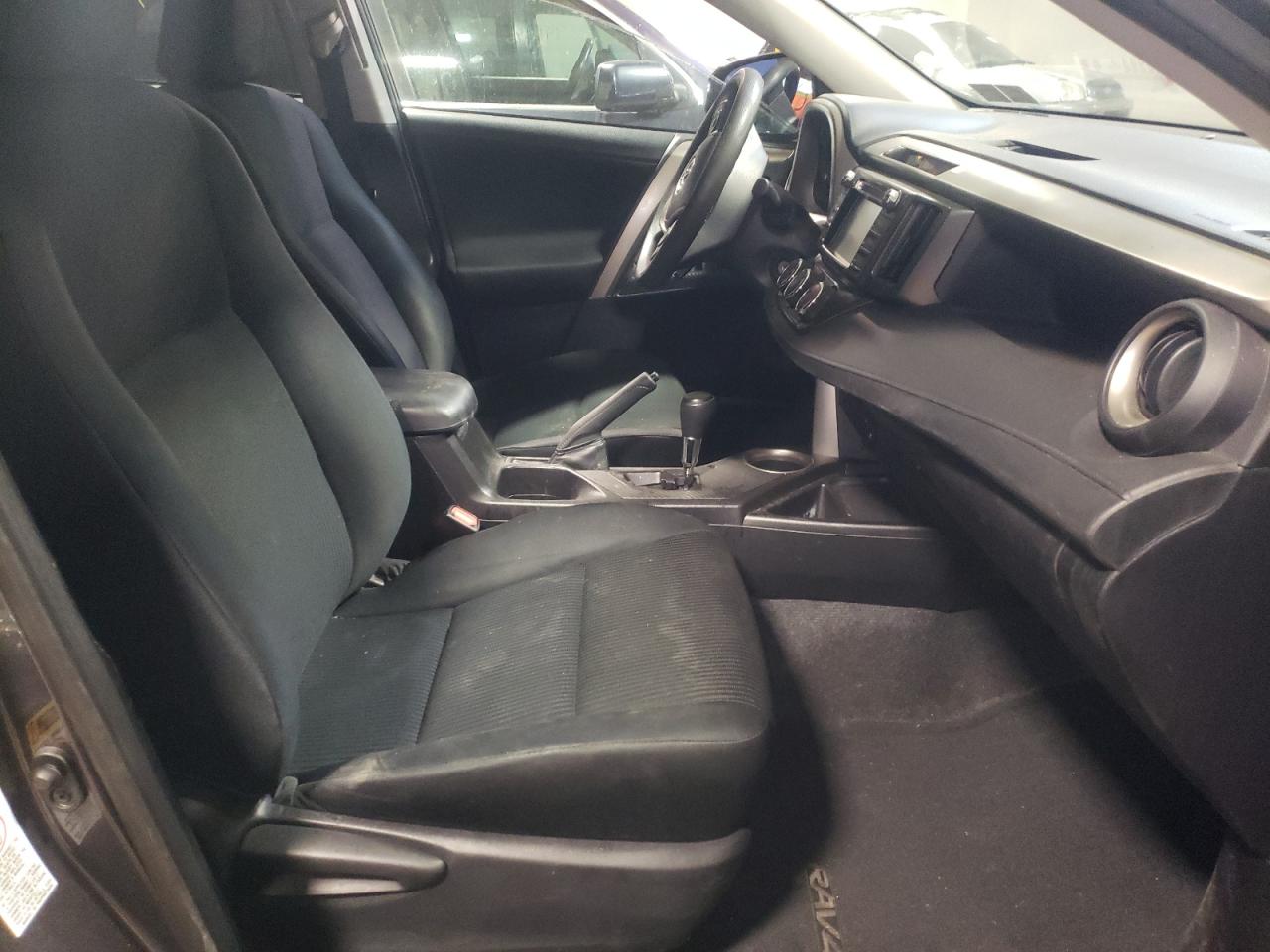 Photo 5 from auction – 2015 TOYOTA RAV4 LE with VIN 2T3BFREV1FW338298