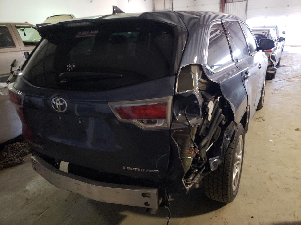 Фото 4 с аукциона – 2015 TOYOTA HIGHLANDER с VIN 5TDDKRFH5FS188226