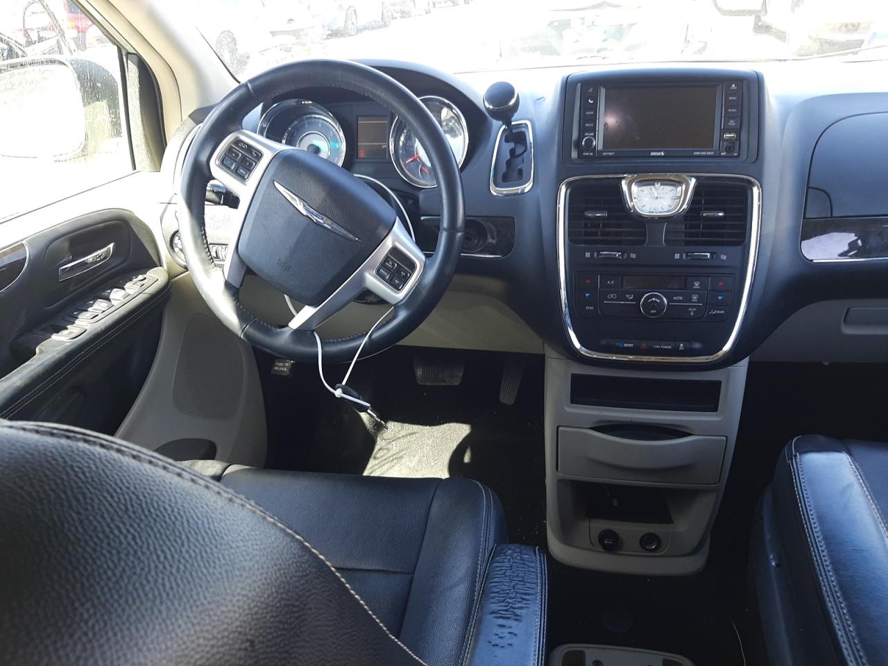 Photo 9 from auction – 2014 CHRYSLER TOWN & COU with VIN 2C4RC1BG4ER296216
