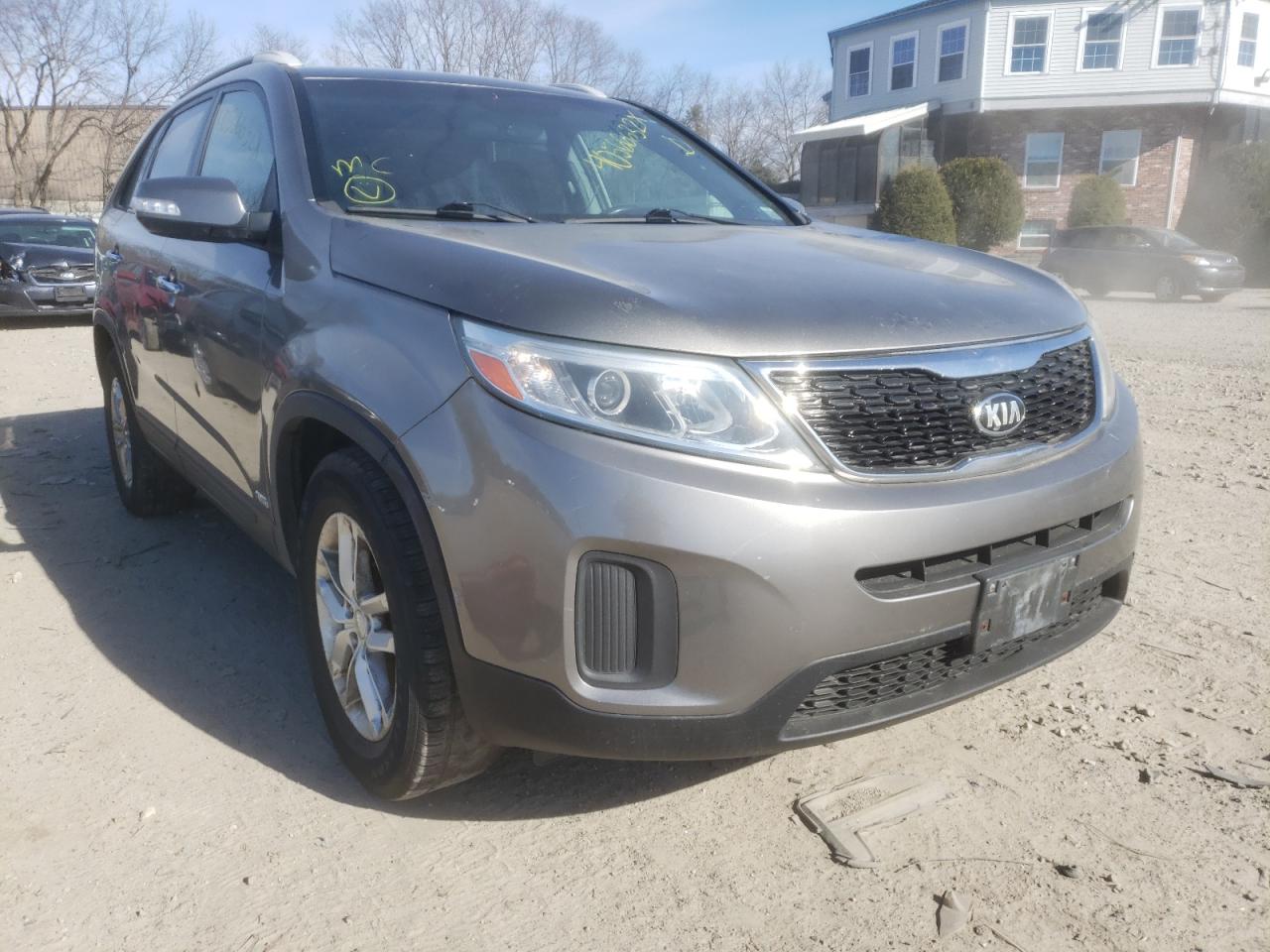 KIA SORENTO LX 2015 with VIN 5XYKTDA74FG606696 - Photo from auction