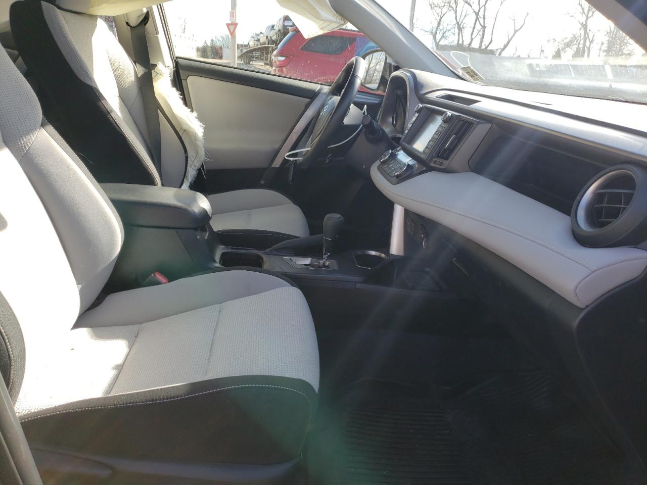 Photo 5 from auction – 2018 TOYOTA RAV4 XLE with VIN JTMRFREV0JJ235346