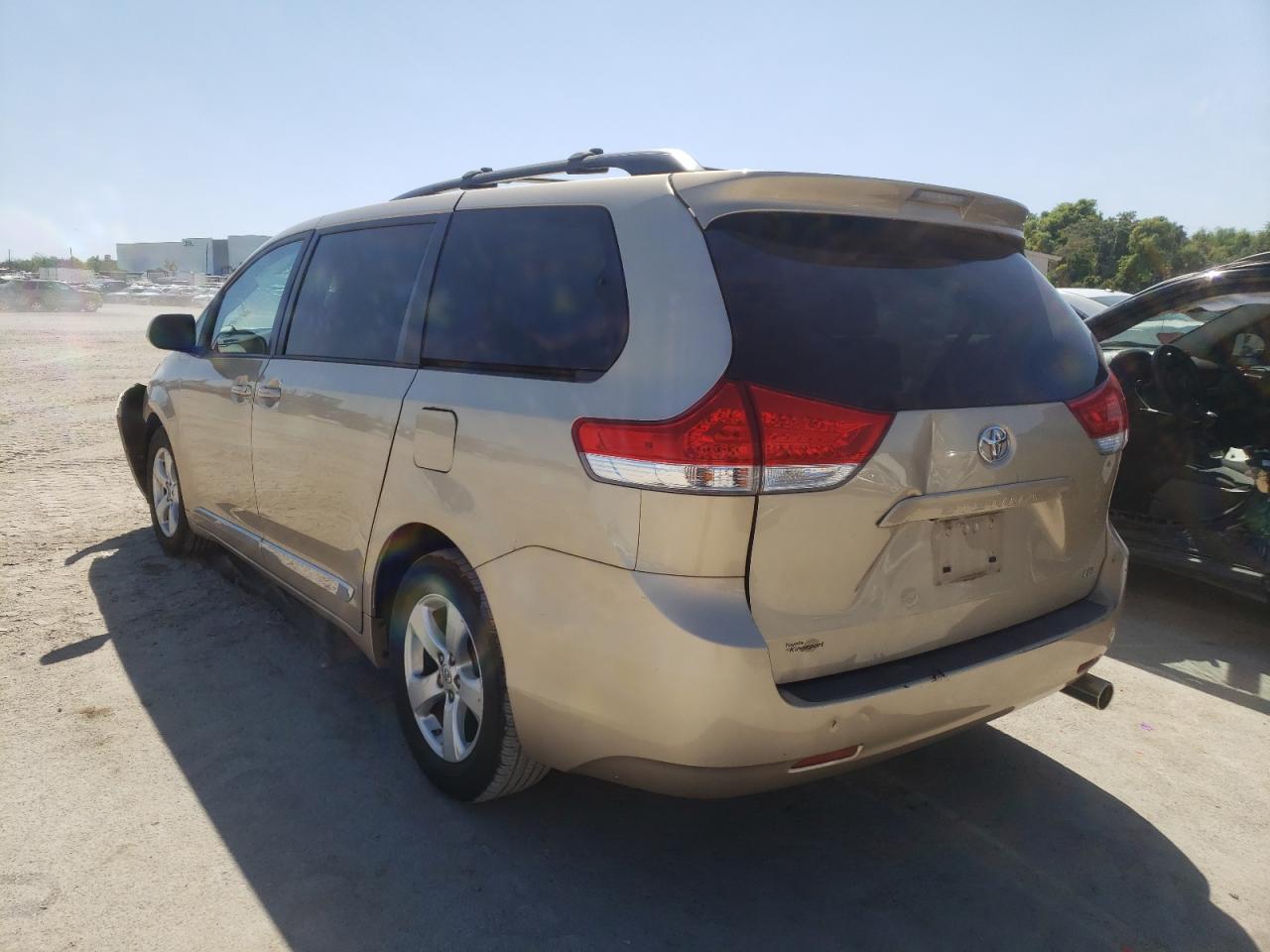 Photo 3 from auction – 2014 TOYOTA SIENNA LE with VIN 5TDKK3DC7ES435952