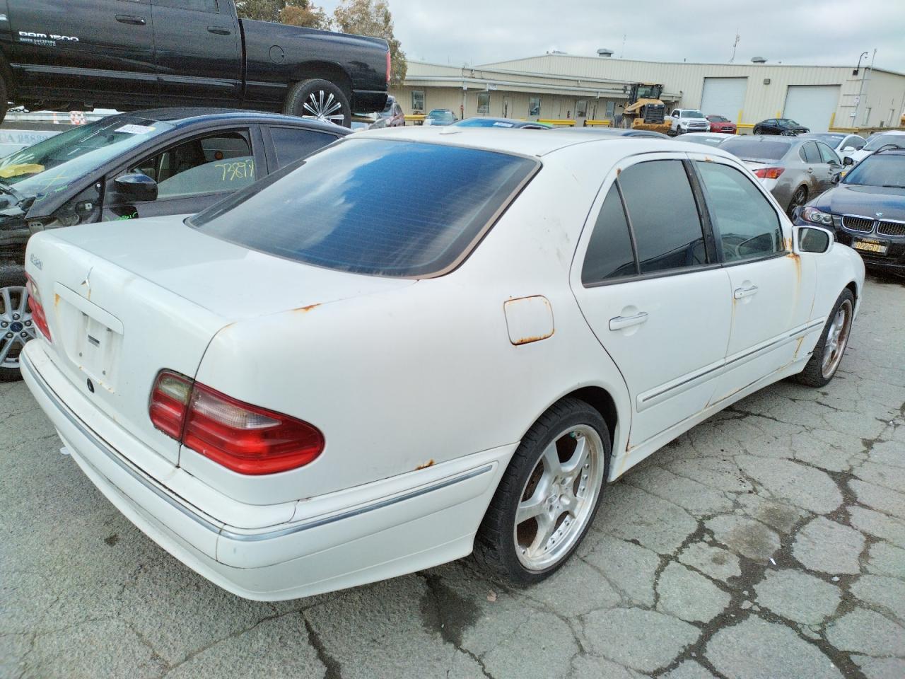 Photo 4 from auction – 2002 MERCEDES-BENZ E-CLASS with VIN WDBJF65J12B465609
