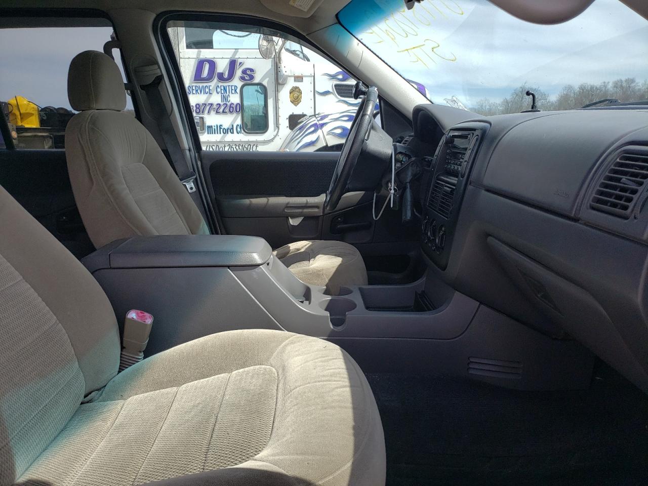 Photo 5 from auction – 2002 FORD EXPLORER X with VIN 1FMZU73E32UA34498