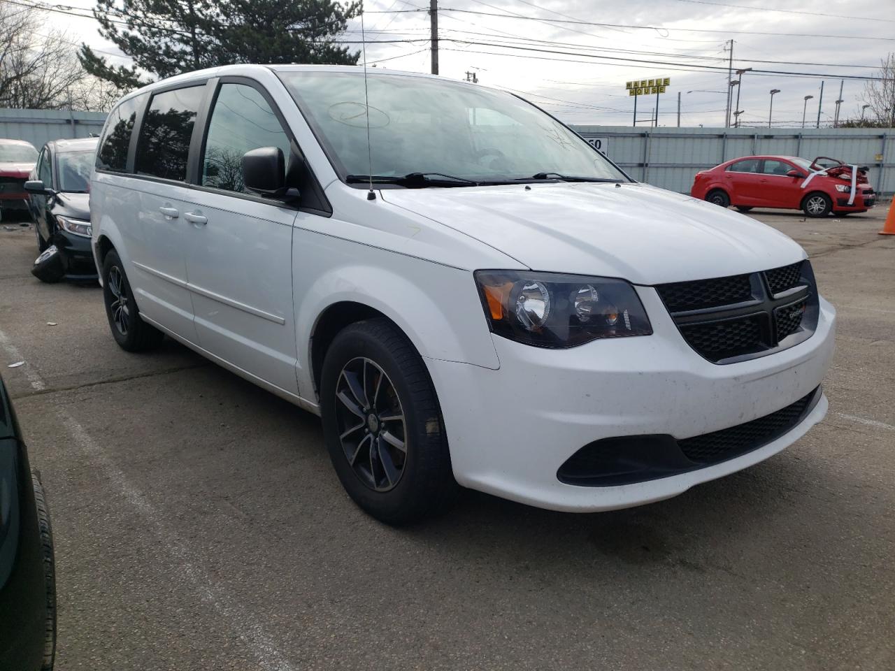 DODGE GRAND CARA 2015 with VIN 2C4RDGBGXFR683614 - Photo from auction