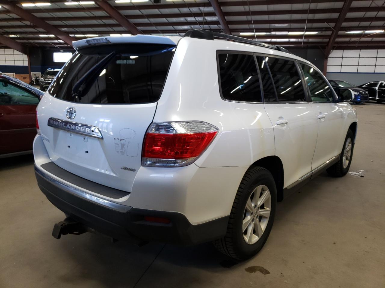 Photo 4 from auction – 2012 TOYOTA HIGHLANDER with VIN 5TDBK3EH3CS116622