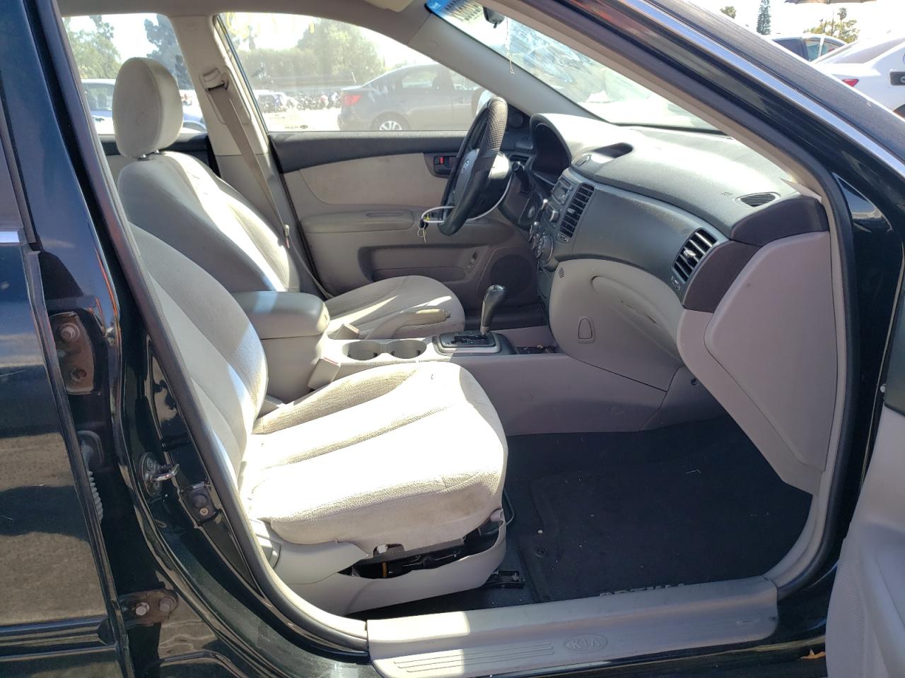 Photo 5 from auction – 2007 KIA OPTIMA LX with VIN KNAGE123775137461