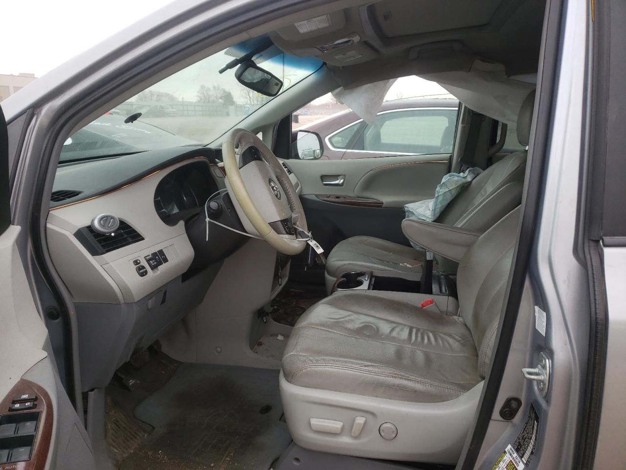 Photo 5 from auction – 2014 TOYOTA SIENNA XLE with VIN 5TDYK3DC7ES459937