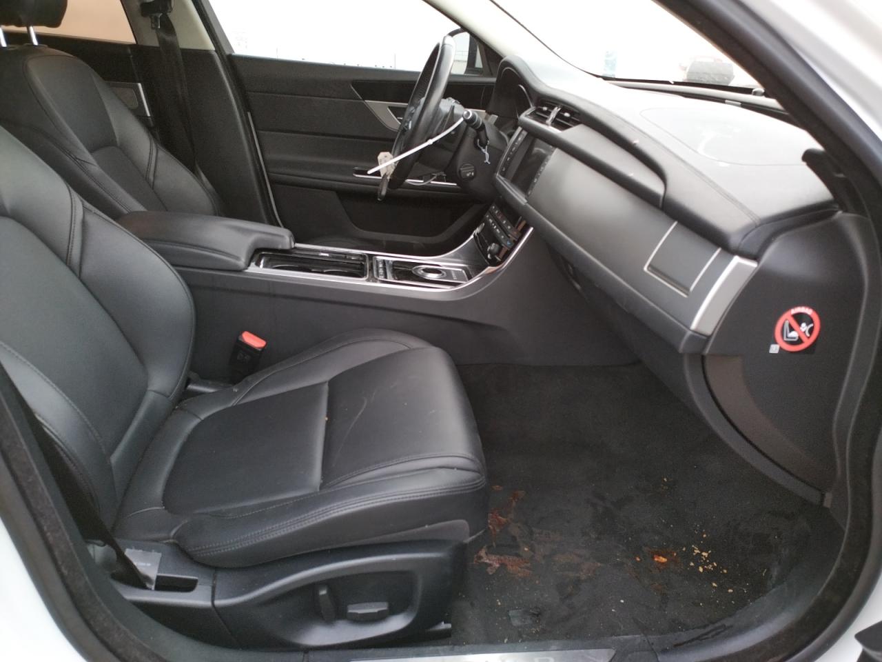 Photo 5 from auction – 2018 JAGUAR XF with VIN SAJBR4FX0JCY69564